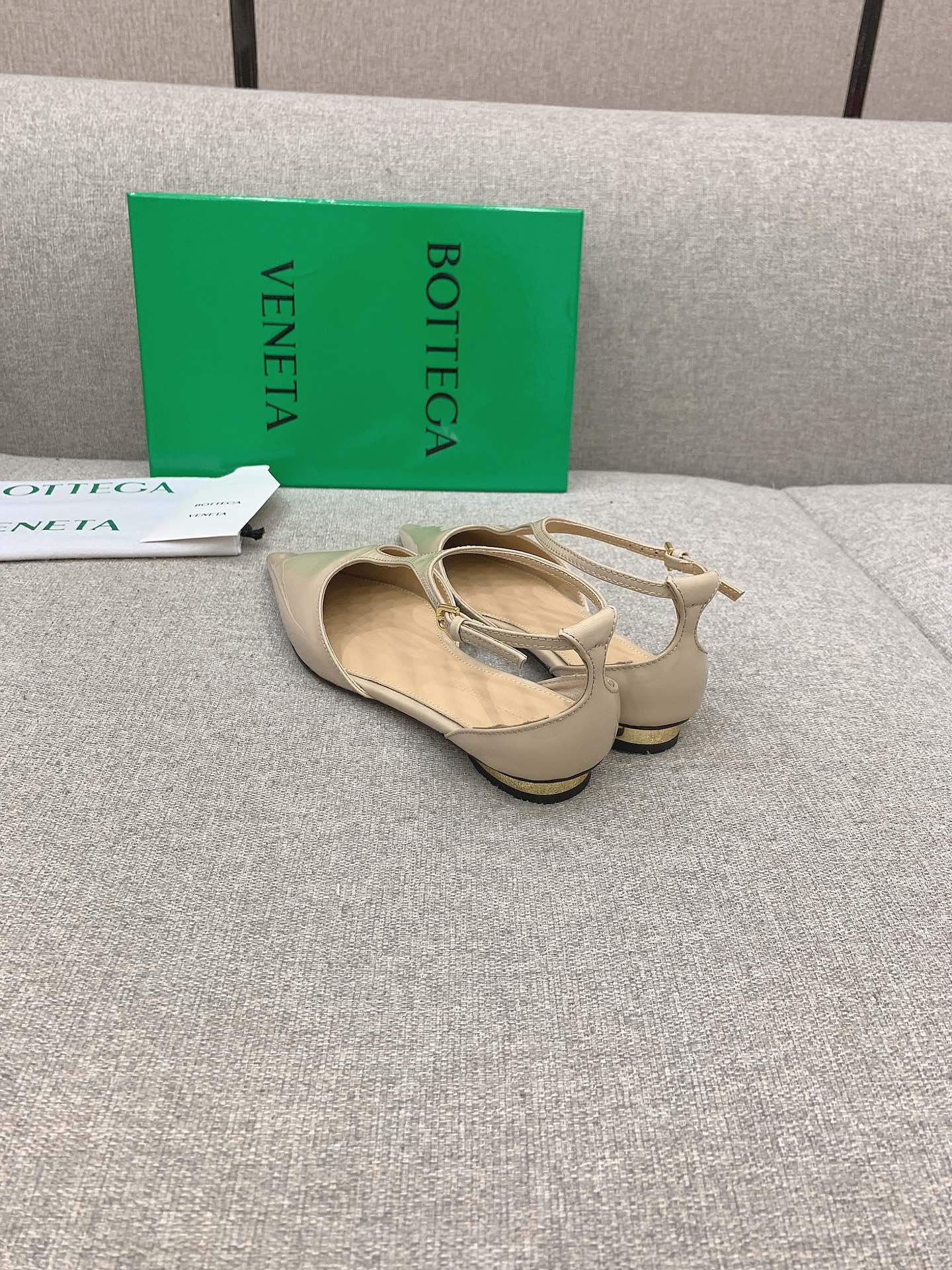 Bottega Veneta Introduces Stylish Pointy Flats, Priced at $725. - 图片 4