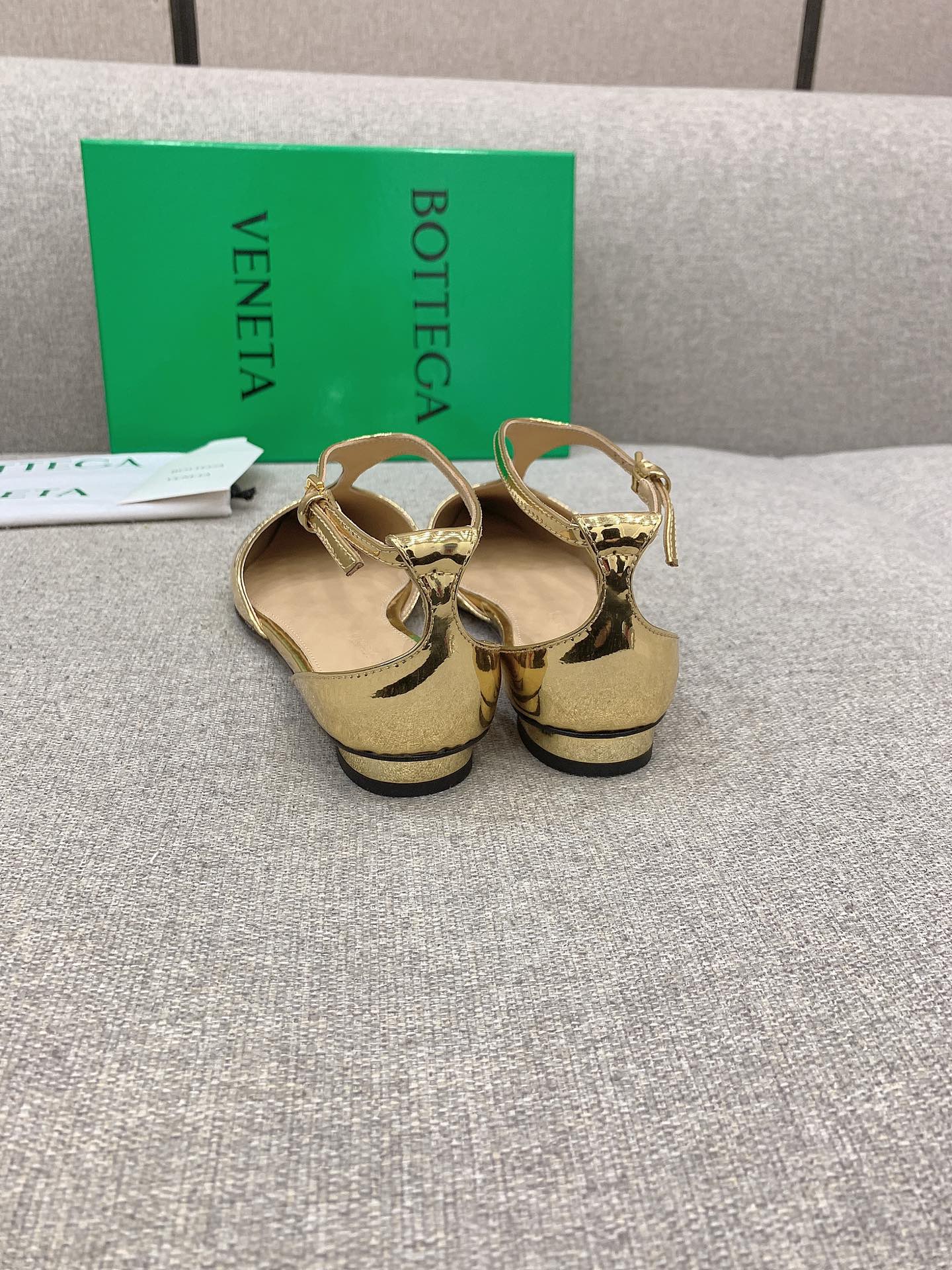 Bottega Veneta’s Stylish Pointy Flats: $725 Plant-Inspired Design with Shoe-Faced Oxen Details - 图片 8