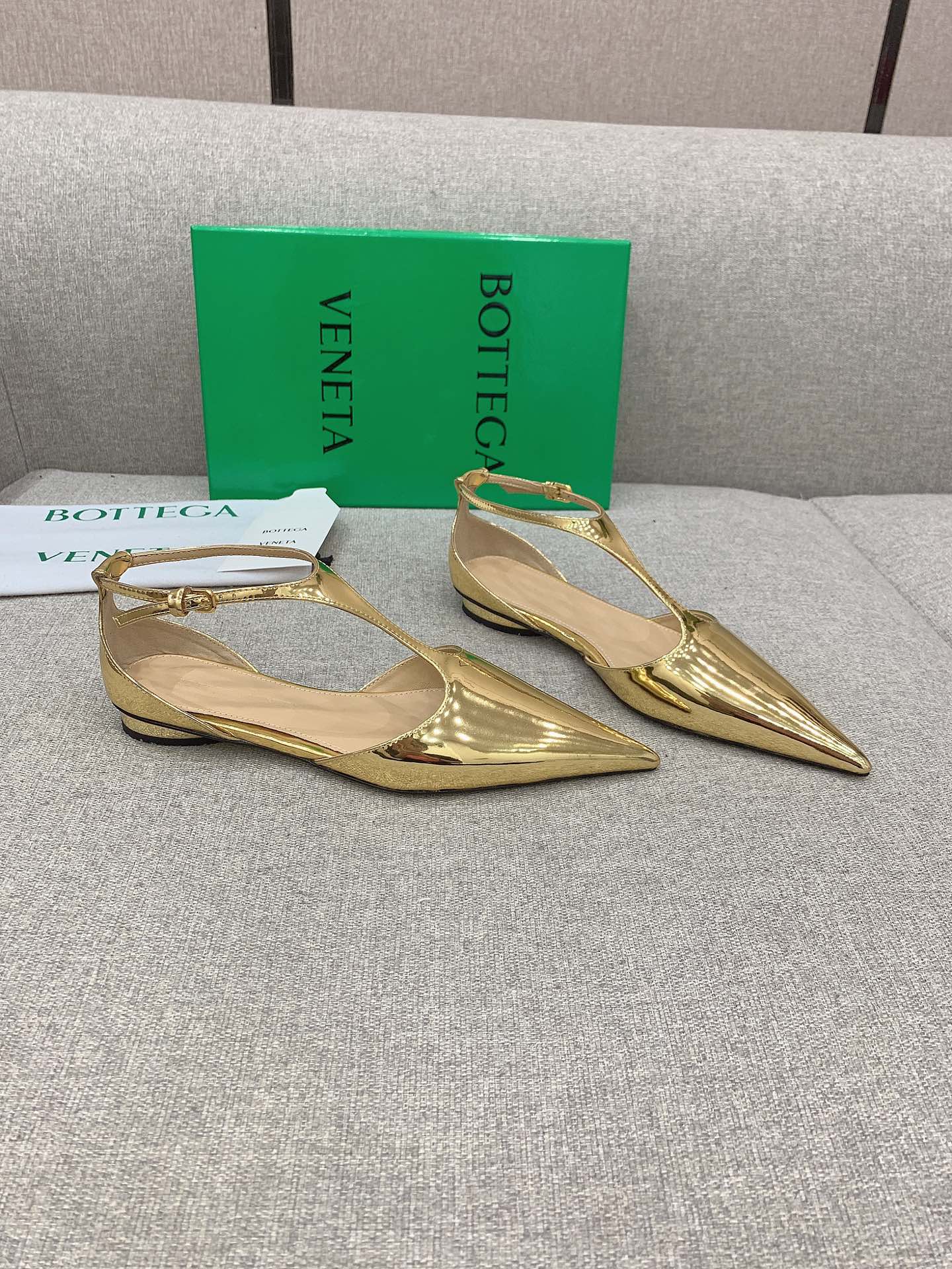 Bottega Veneta’s Stylish Pointy Flats: $725 Plant-Inspired Design with Shoe-Faced Oxen Details - 图片 2