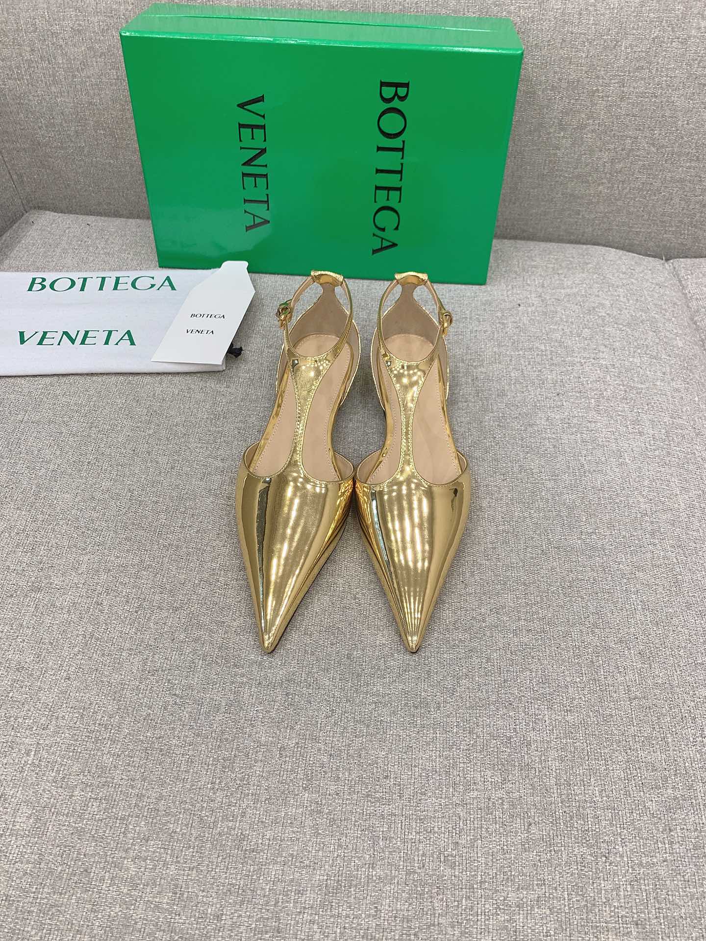 Bottega Veneta’s Stylish Pointy Flats: $725 Plant-Inspired Design with Shoe-Faced Oxen Details - 图片 1
