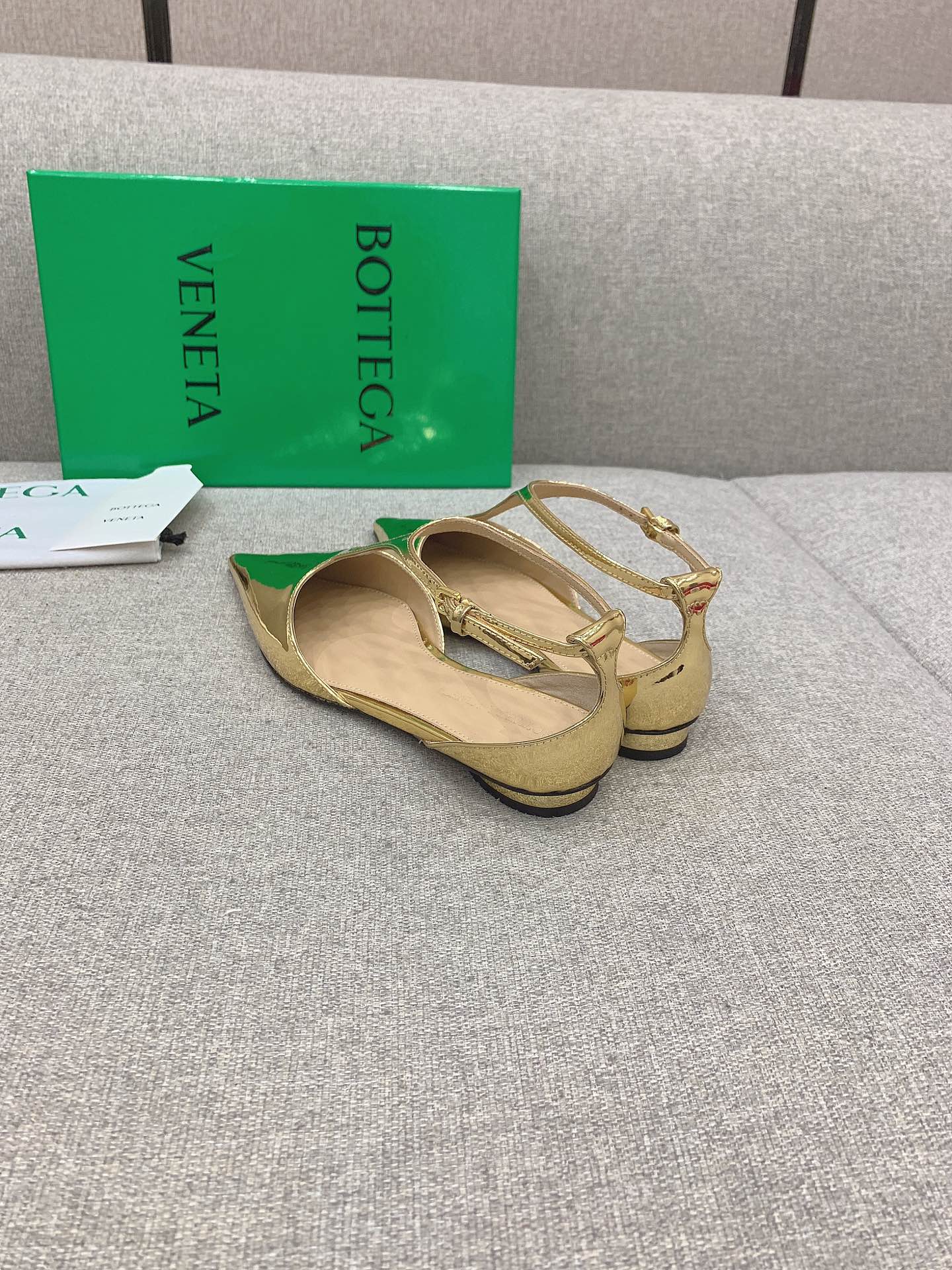 Bottega Veneta’s Stylish Pointy Flats: $725 Plant-Inspired Design with Shoe-Faced Oxen Details - 图片 4