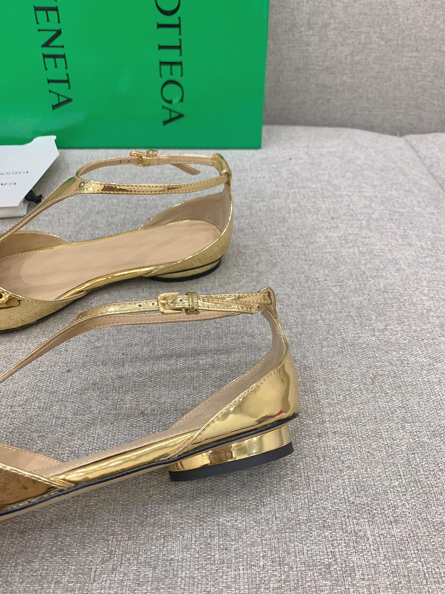 Bottega Veneta’s Stylish Pointy Flats: $725 Plant-Inspired Design with Shoe-Faced Oxen Details - 图片 7