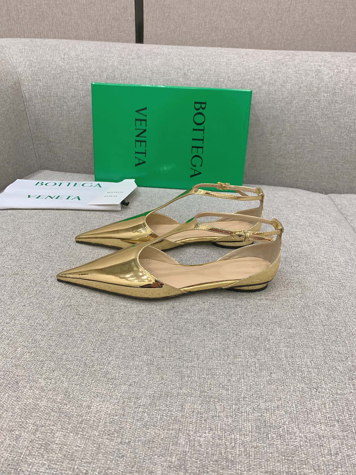 Bottega Veneta’s Stylish Pointy Flats: $725 Plant-Inspired Design with Shoe-Faced Oxen Details - 图片 3