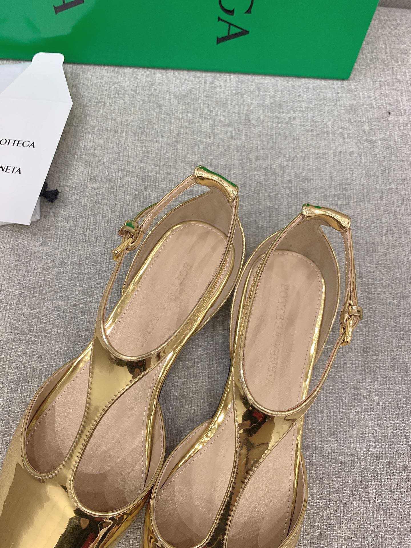 Bottega Veneta’s Stylish Pointy Flats: $725 Plant-Inspired Design with Shoe-Faced Oxen Details - 图片 6