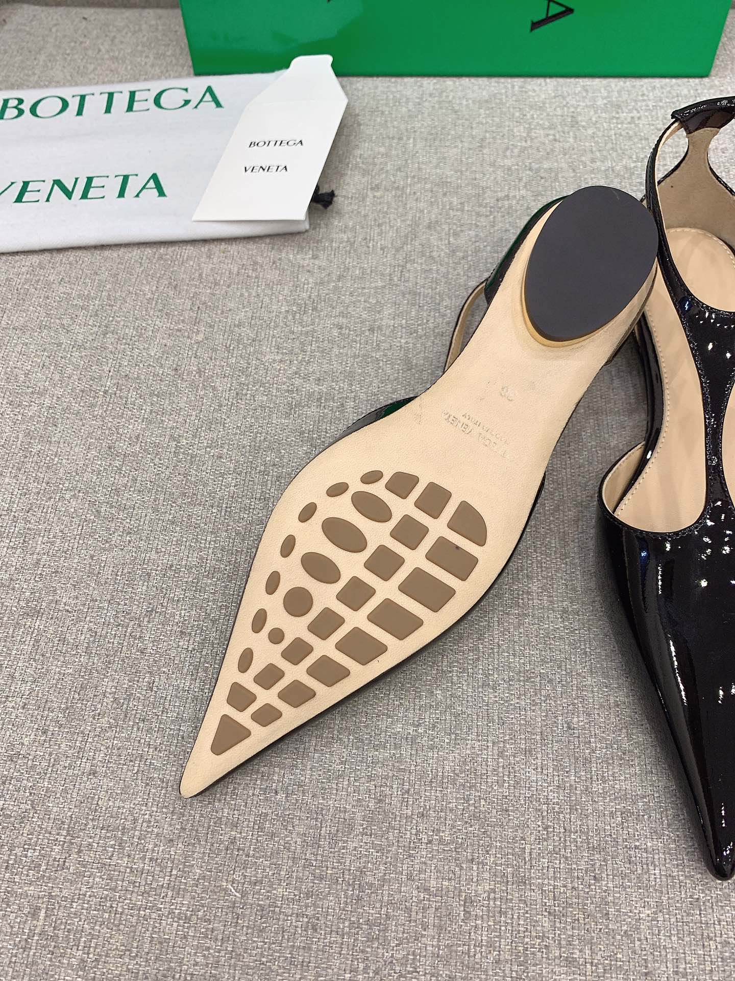 Bottega Veneta’s New Pointy Flats: Elegant, Cold, and Sophisticated Design for Plant Lovers - 图片 9