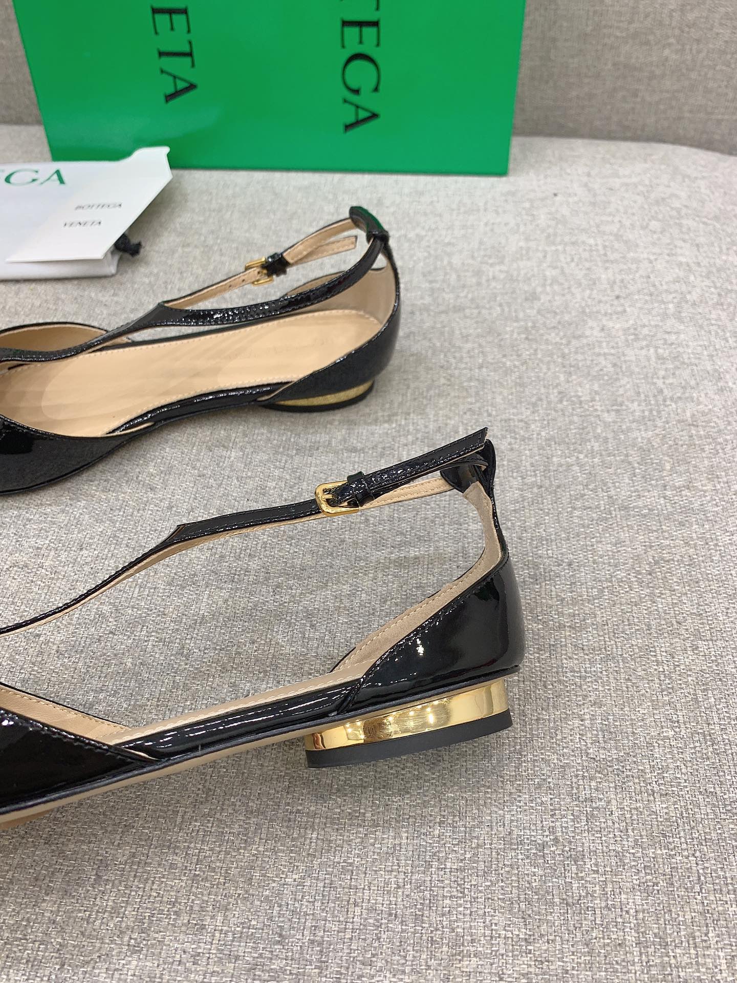 Bottega Veneta’s New Pointy Flats: Elegant, Cold, and Sophisticated Design for Plant Lovers - 图片 7