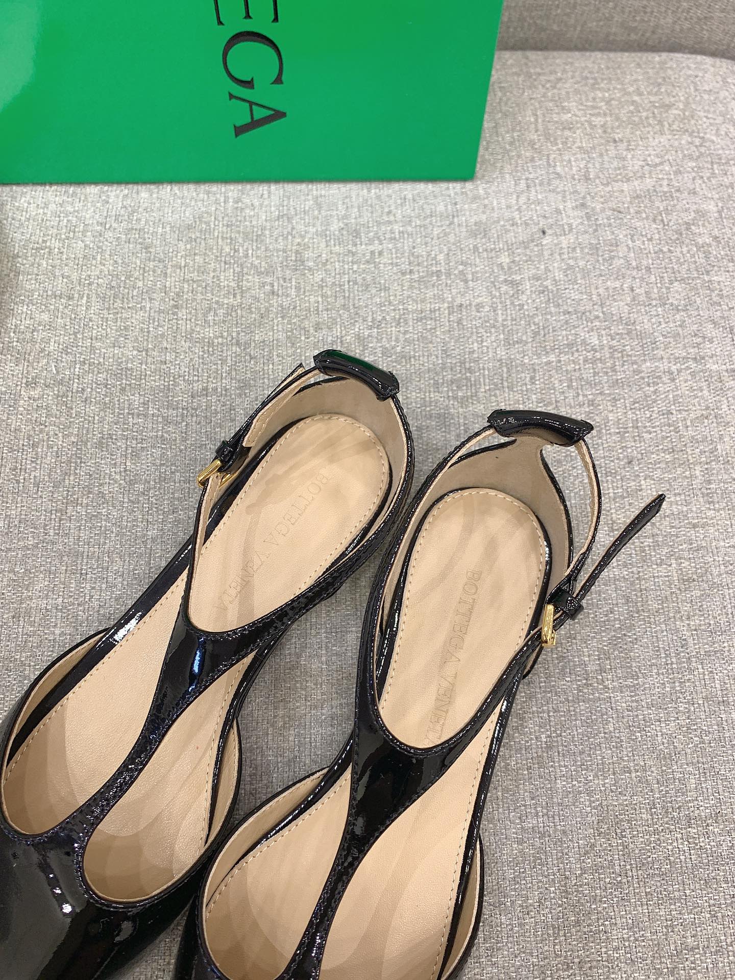 Bottega Veneta’s New Pointy Flats: Elegant, Cold, and Sophisticated Design for Plant Lovers - 图片 6