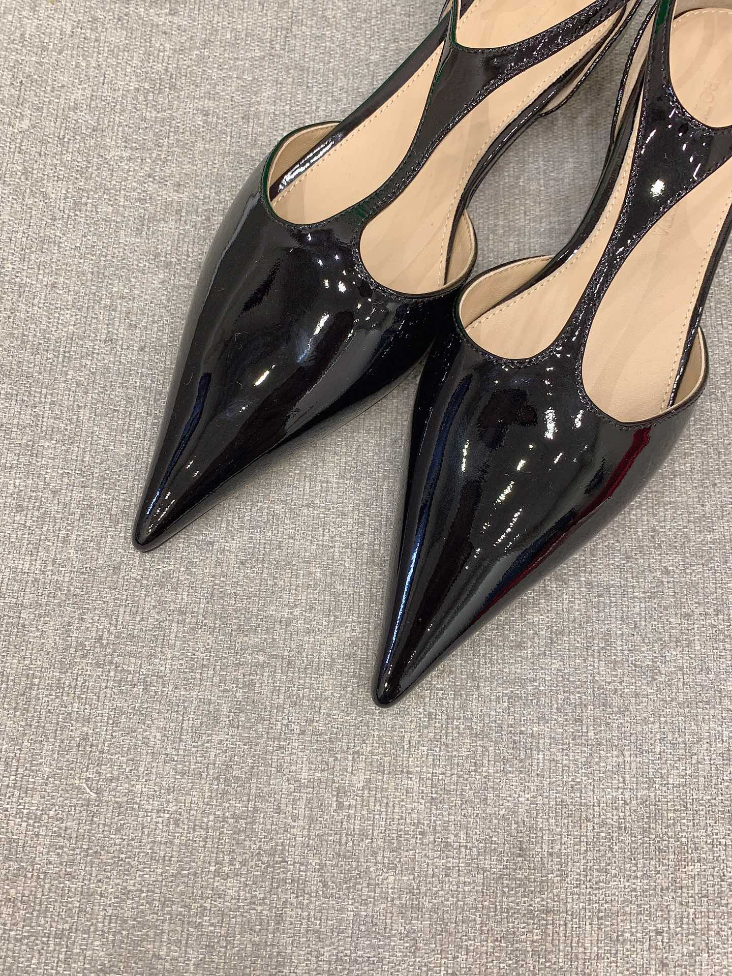 Bottega Veneta’s New Pointy Flats: Elegant, Cold, and Sophisticated Design for Plant Lovers - 图片 5