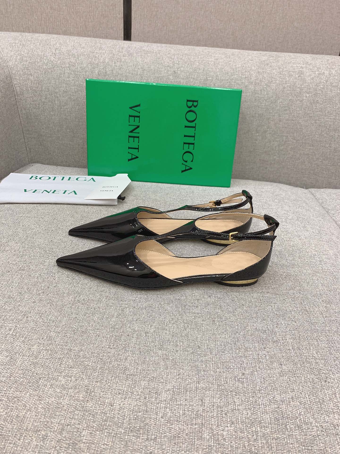 Bottega Veneta’s New Pointy Flats: Elegant, Cold, and Sophisticated Design for Plant Lovers - 图片 3