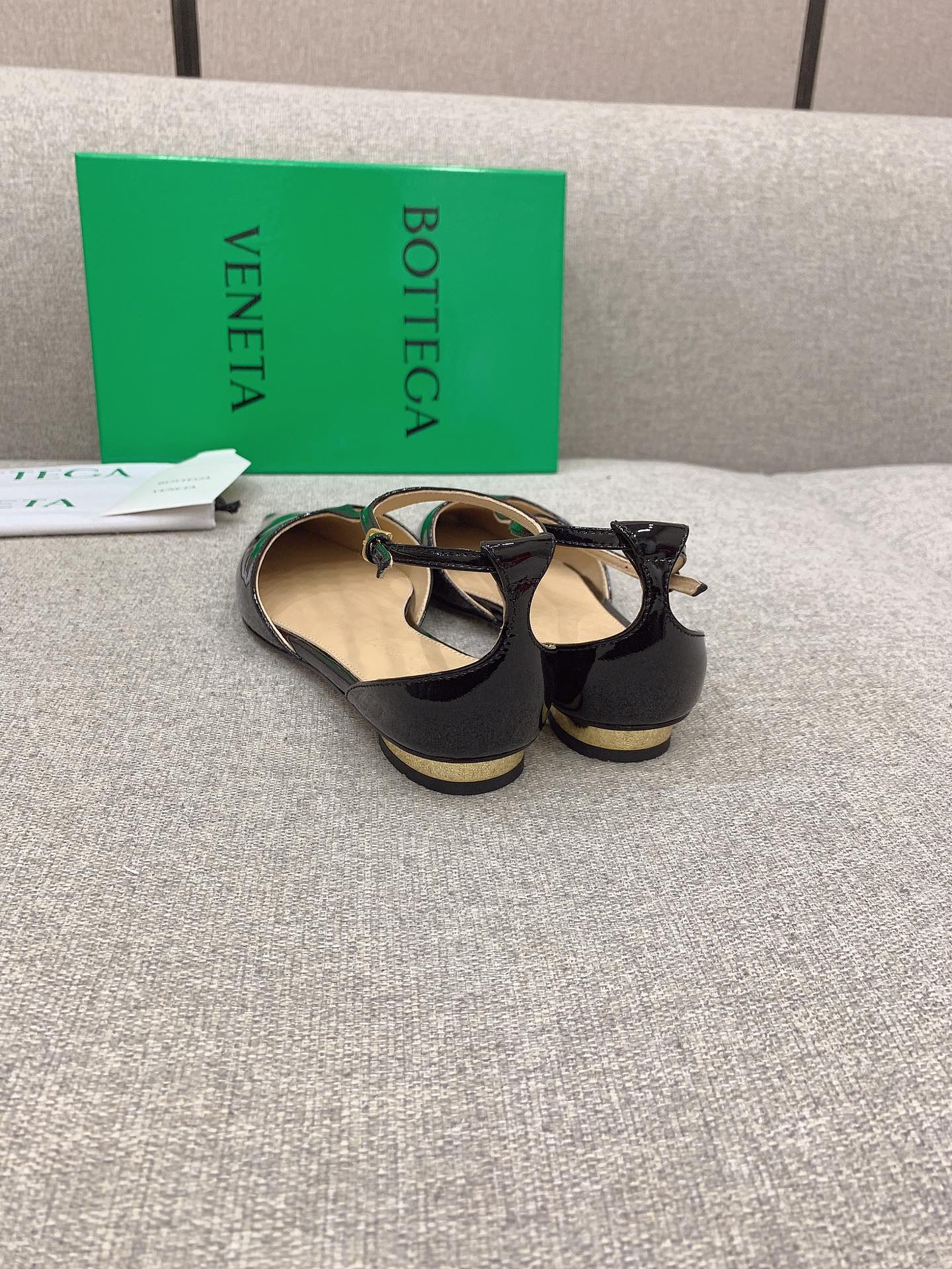 Bottega Veneta’s New Pointy Flats: Elegant, Cold, and Sophisticated Design for Plant Lovers - 图片 8