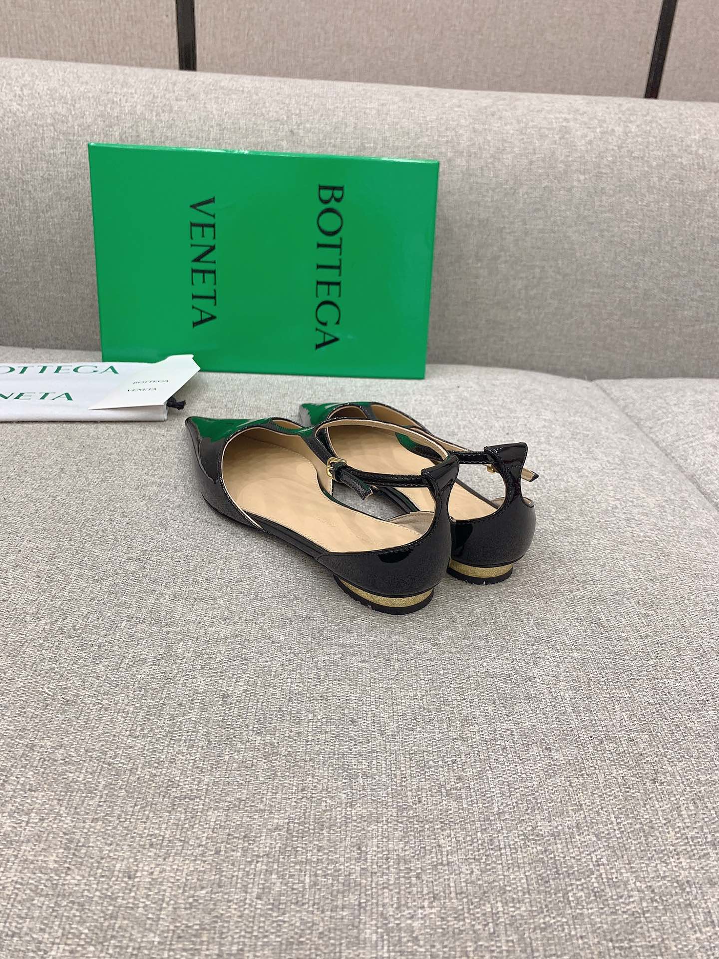 Bottega Veneta’s New Pointy Flats: Elegant, Cold, and Sophisticated Design for Plant Lovers - 图片 4