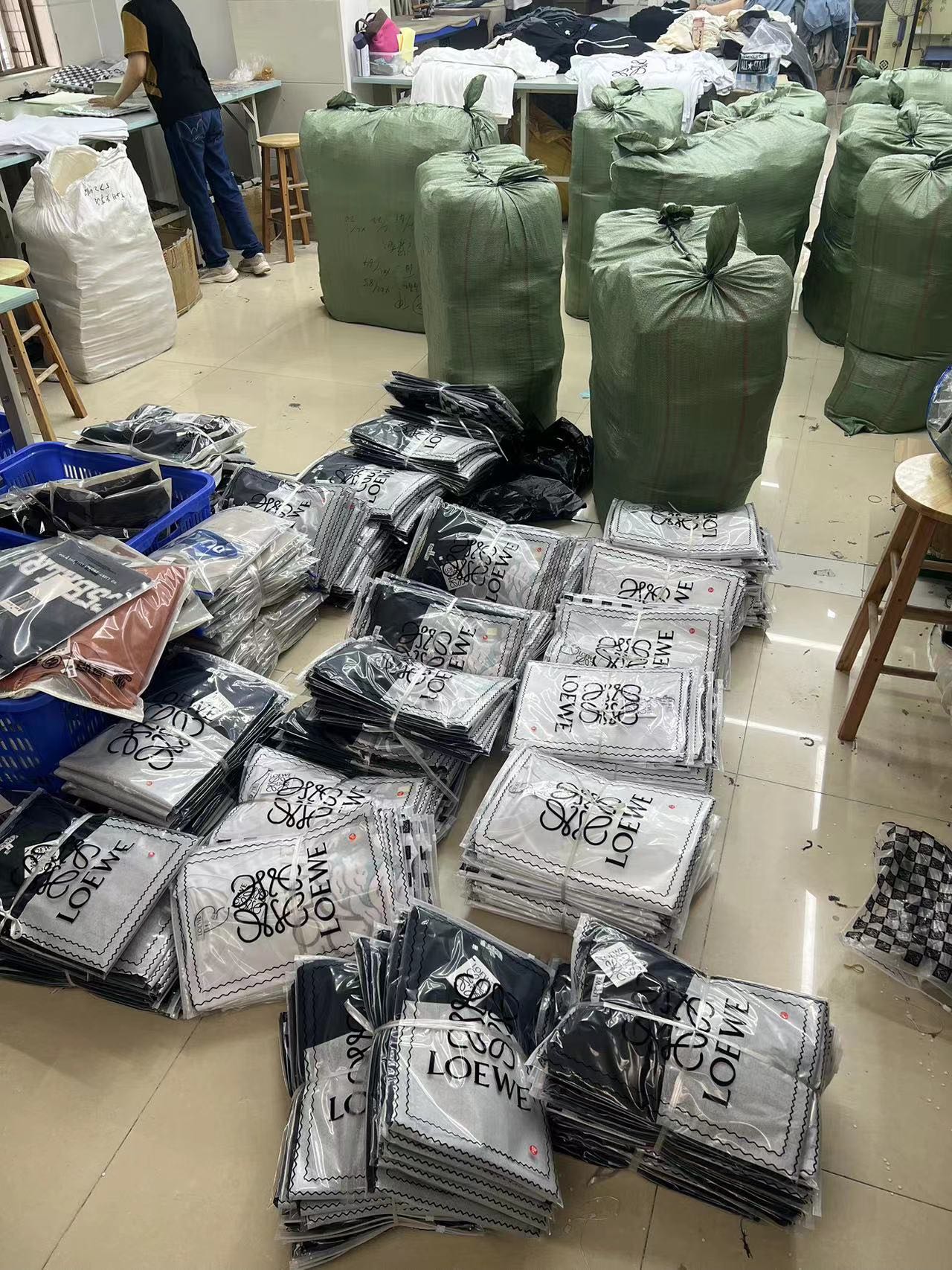 📎认准自主做货高品质档口 区别外面各种炒货 通货版本 大厂做工 全线对版对标 货稳 效率嘎嘎高
-欢迎二批 打包 外发 网红 直播客户来聊🉐
本店多工厂合作 效率发🈵 支持一件高效率代发
感谢各位老总的鼎立支持 合作共赢🎬
🉑代发
-再次感谢老板的支持与推货👋