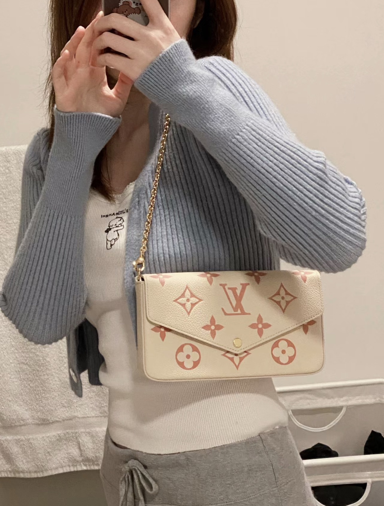 Lv新款三合一信封 本款 Pochette Félicie 链条包为 Monogram Empreinte 皮革描绘 Monogram 印花,其信封式构型包含可拆卸内袋,系上链条即可完成手拿包和肩背包的随心转换. 规格:21*12*3cm