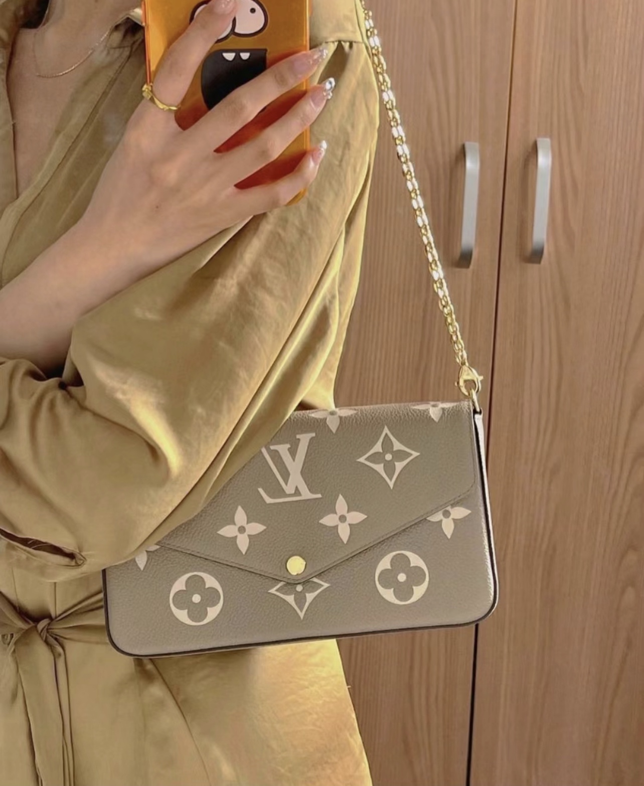 Lv新款三合一信封 本款 Pochette Félicie 链条包为 Monogram Empreinte 皮革描绘 Monogram 印花,其信封式构型包含可拆卸内袋,系上链条即可完成手拿包和肩背包的随心转换. 规格:21*12*3cm