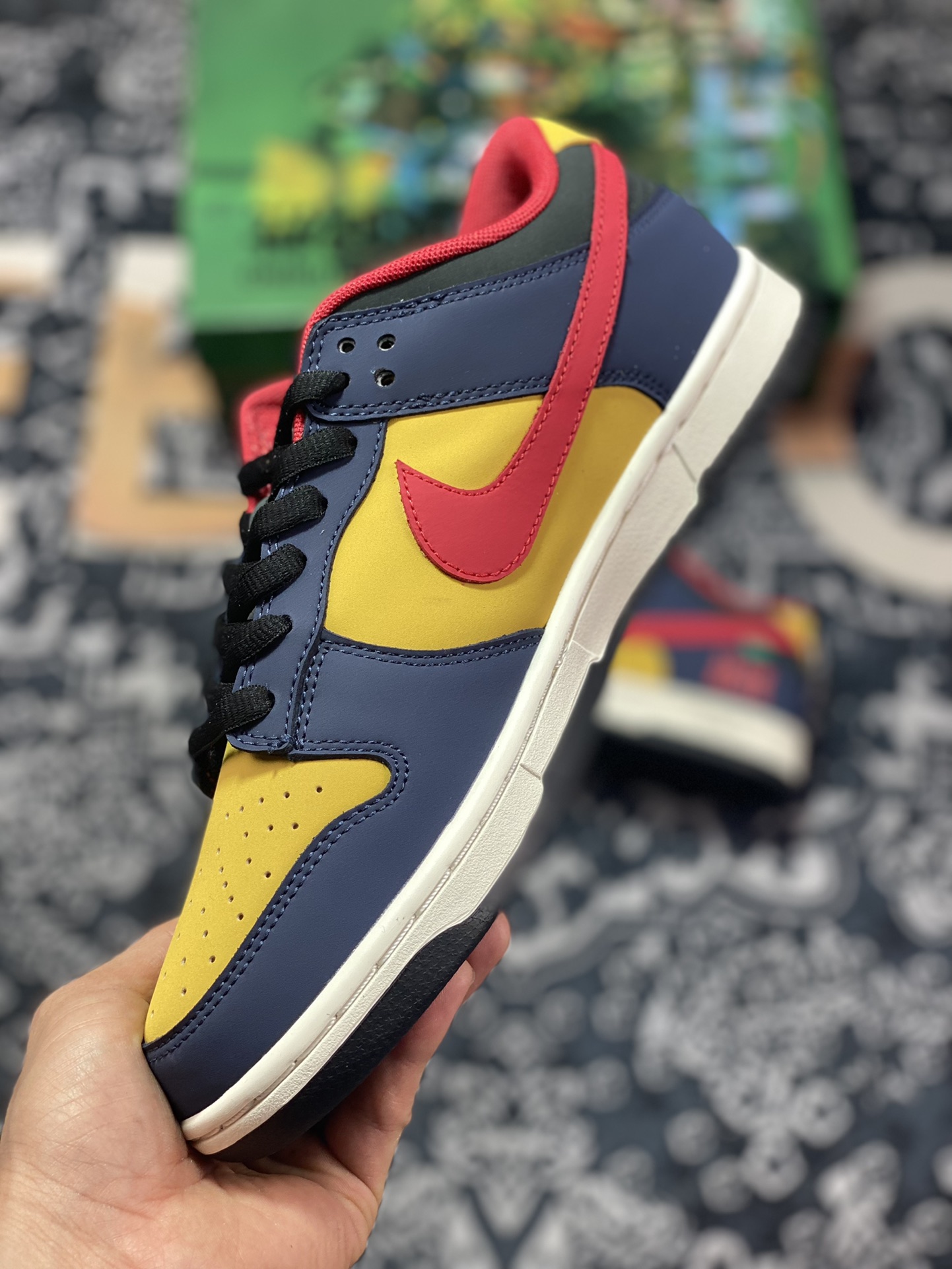 300 Otomo Katsuhiro x Nike SB Dunk Low”Snow Beach”扣篮板鞋“午夜蓝黄红”KK6388-639