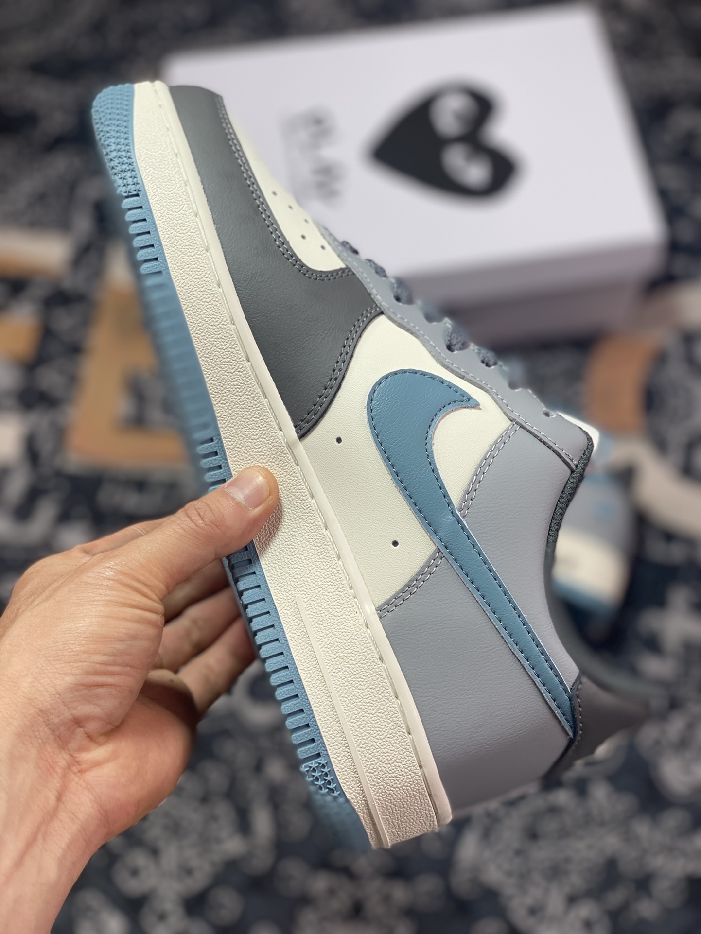240 Comme des Garcons Play x Nike Air Force 1 '07 Low”CDG”空军一号板鞋“拼接深灰米白灰蓝CDG桃心”CJ0304-013
