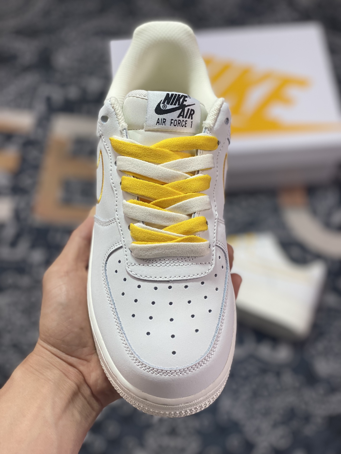 200 Nike Air Force 1'07 LV8”First Use Yellow”空军一号经板鞋“皮革白黄刺绣钩子”CL6326-168