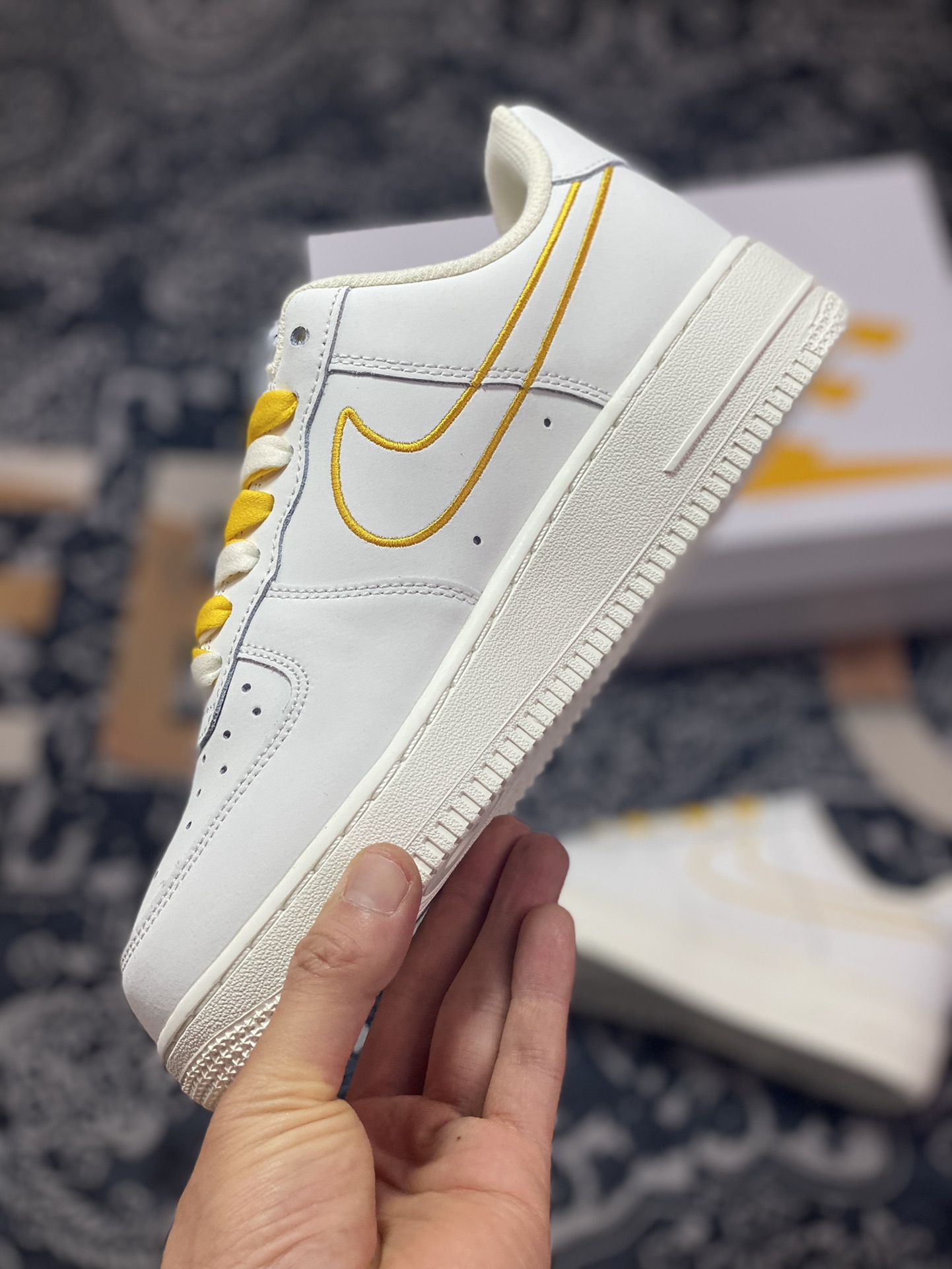 200 Nike Air Force 1'07 LV8”First Use Yellow”空军一号经板鞋“皮革白黄刺绣钩子”CL6326-168