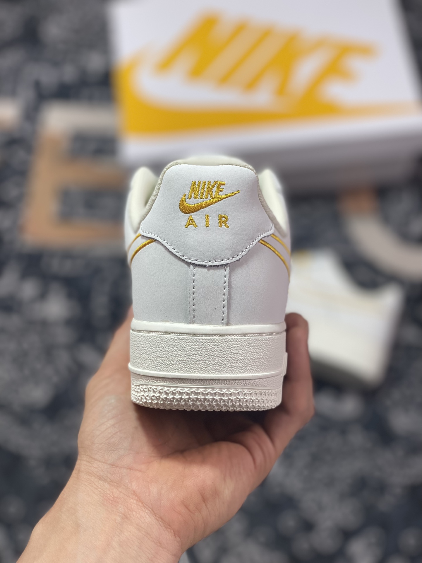 200 Nike Air Force 1'07 LV8”First Use Yellow”空军一号经板鞋“皮革白黄刺绣钩子”CL6326-168