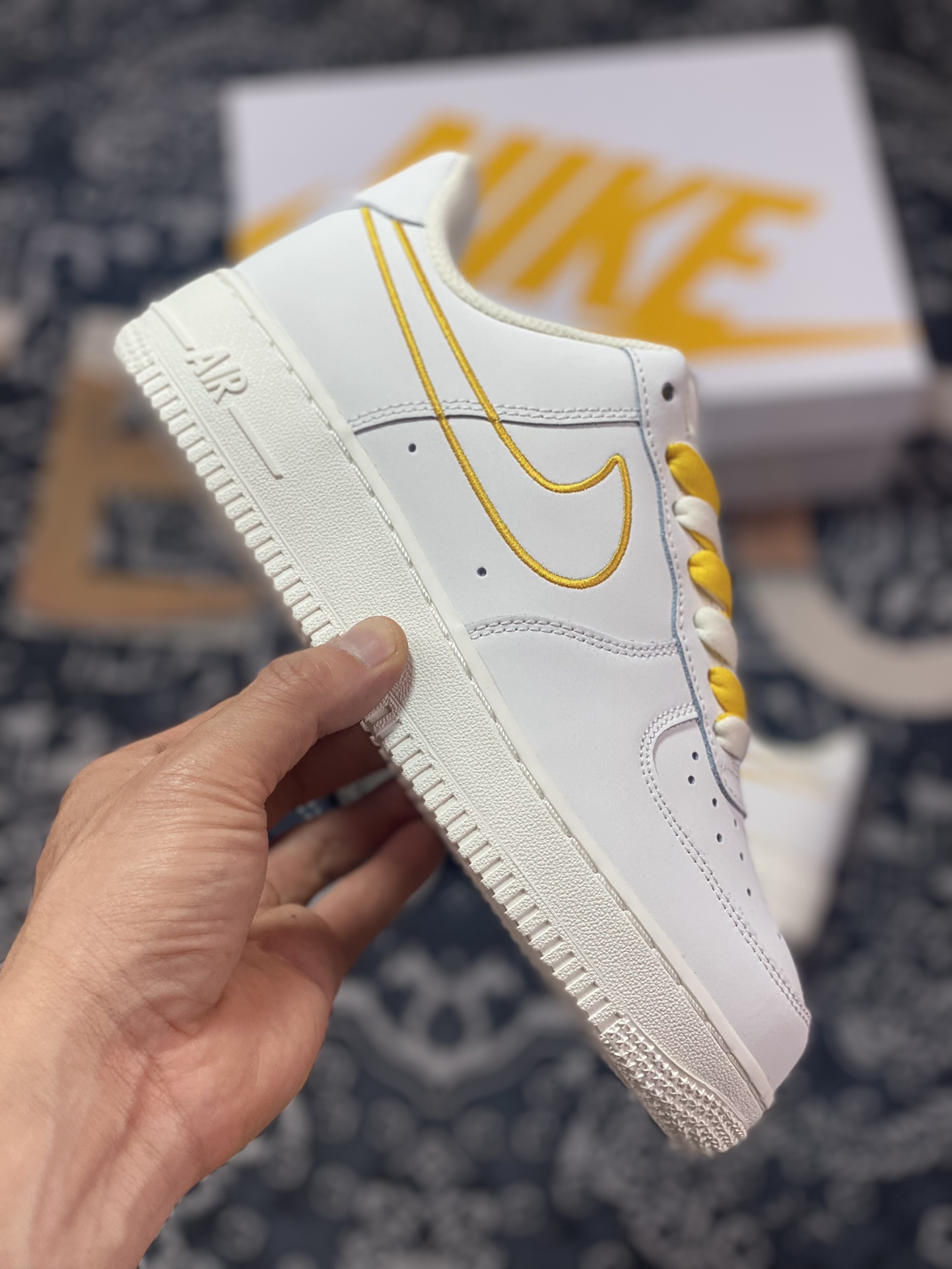 200 Nike Air Force 1'07 LV8”First Use Yellow”空军一号经板鞋“皮革白黄刺绣钩子”CL6326-168