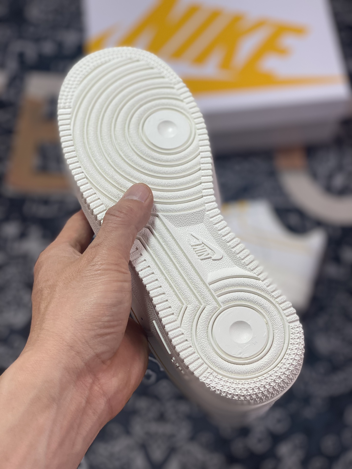 200 Nike Air Force 1'07 LV8”First Use Yellow”空军一号经板鞋“皮革白黄刺绣钩子”CL6326-168