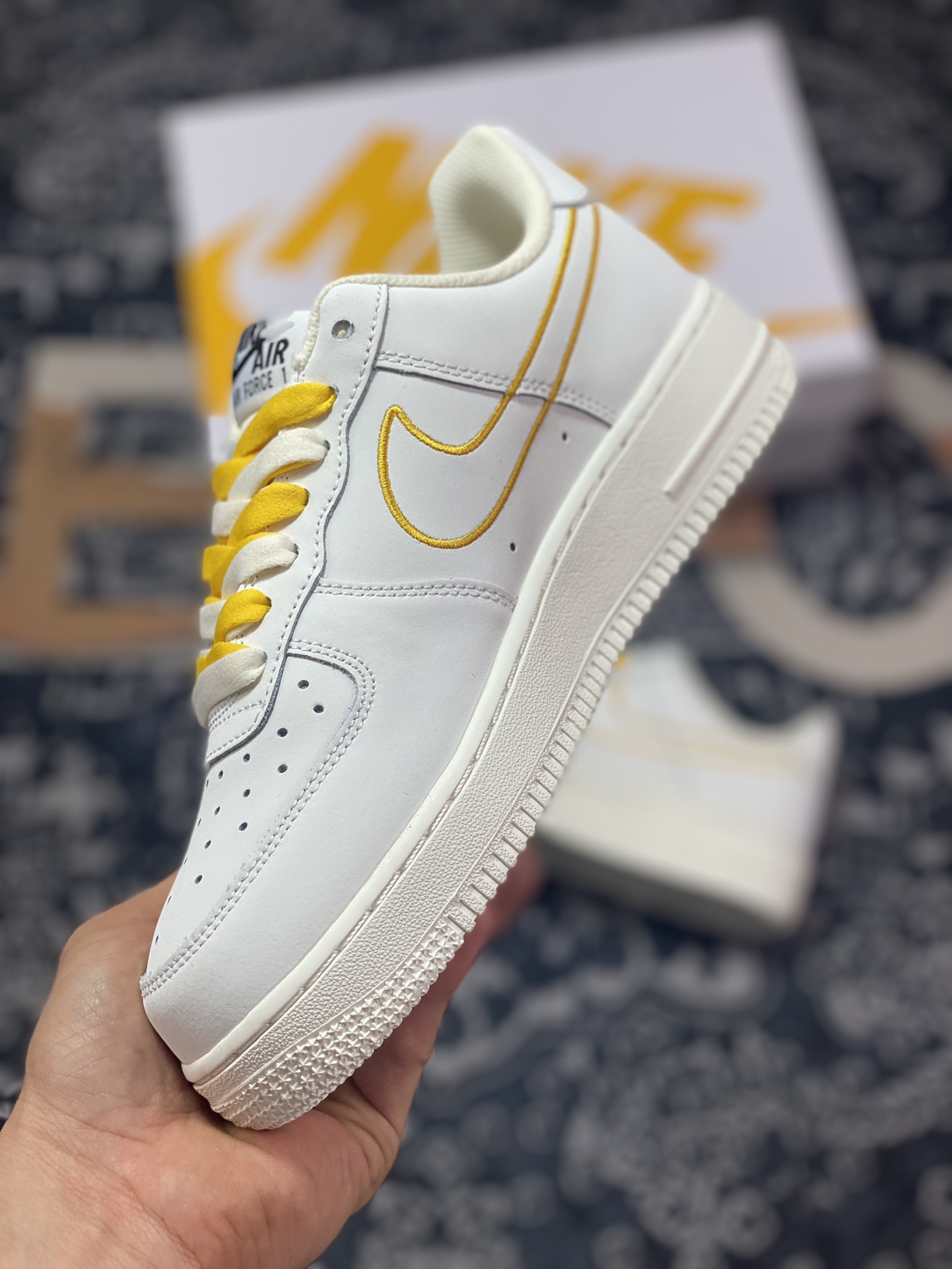 200 Nike Air Force 1'07 LV8”First Use Yellow”空军一号经板鞋“皮革白黄刺绣钩子”CL6326-168