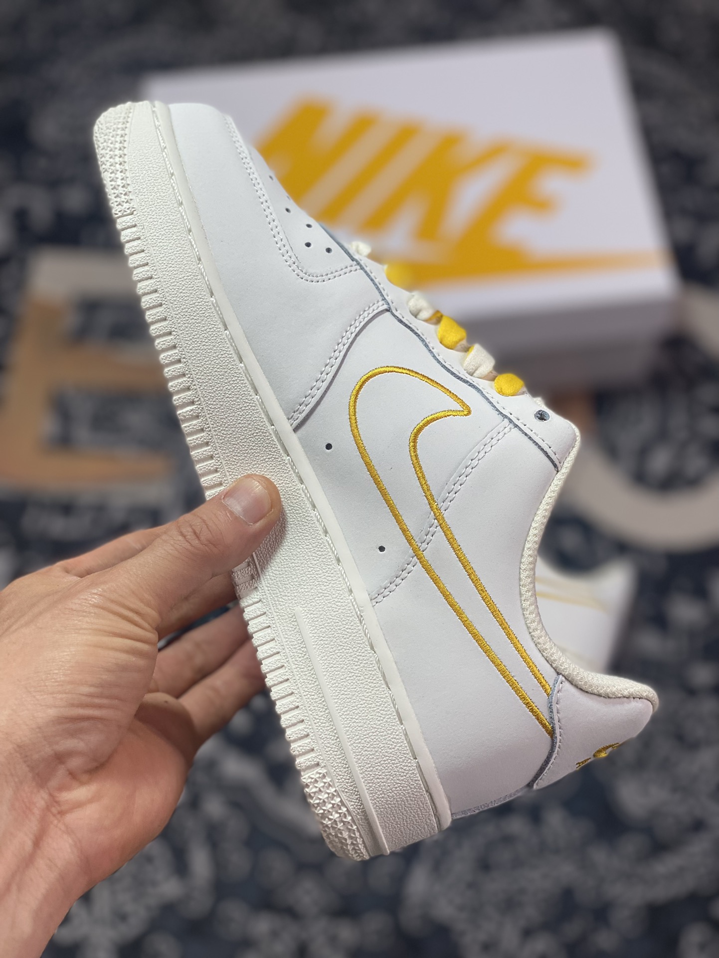 200 Nike Air Force 1'07 LV8”First Use Yellow”空军一号经板鞋“皮革白黄刺绣钩子”CL6326-168