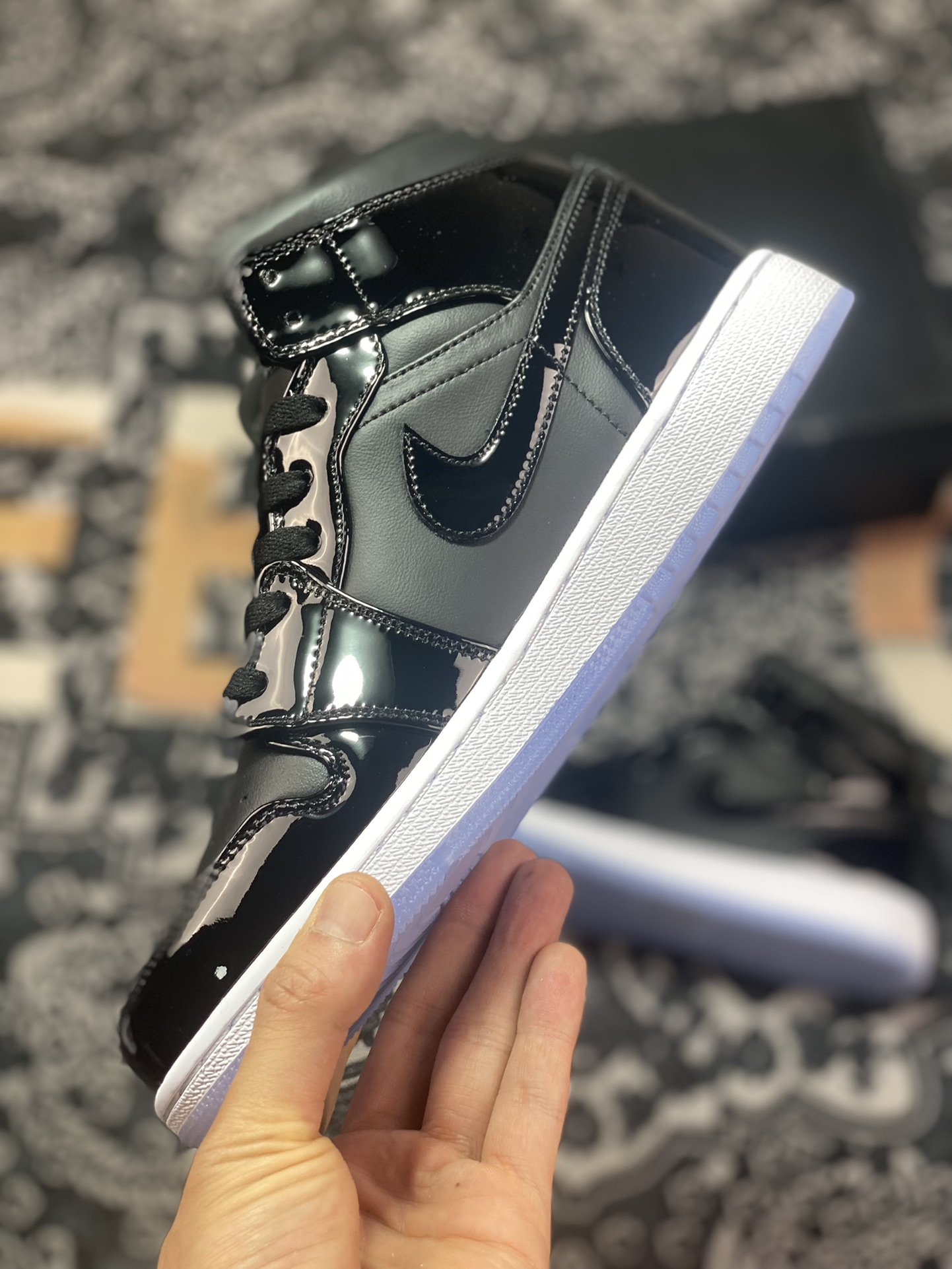 220 Air Jordan 1 Mid 漆皮拼接黑中帮系列  DV1308-004