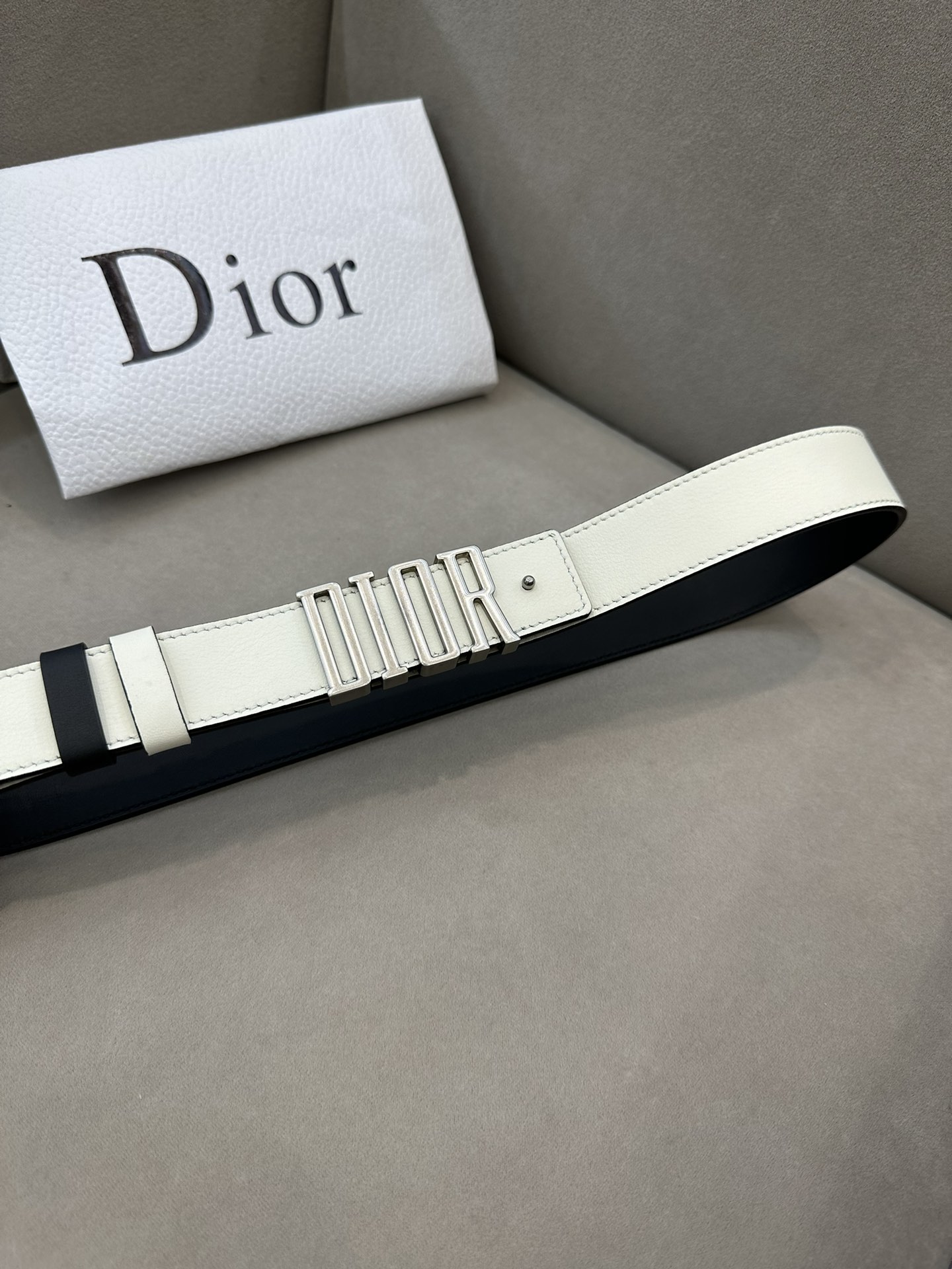 迪奥Dior腰带双面撞色设计4个经典