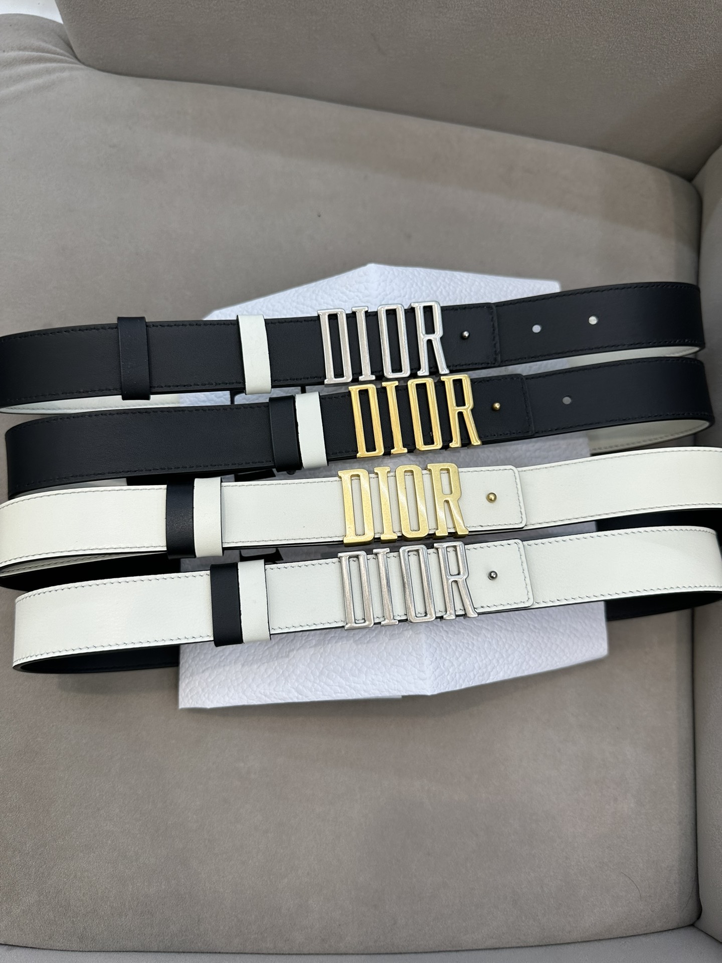 迪奥Dior腰带双面撞色设计4个经典