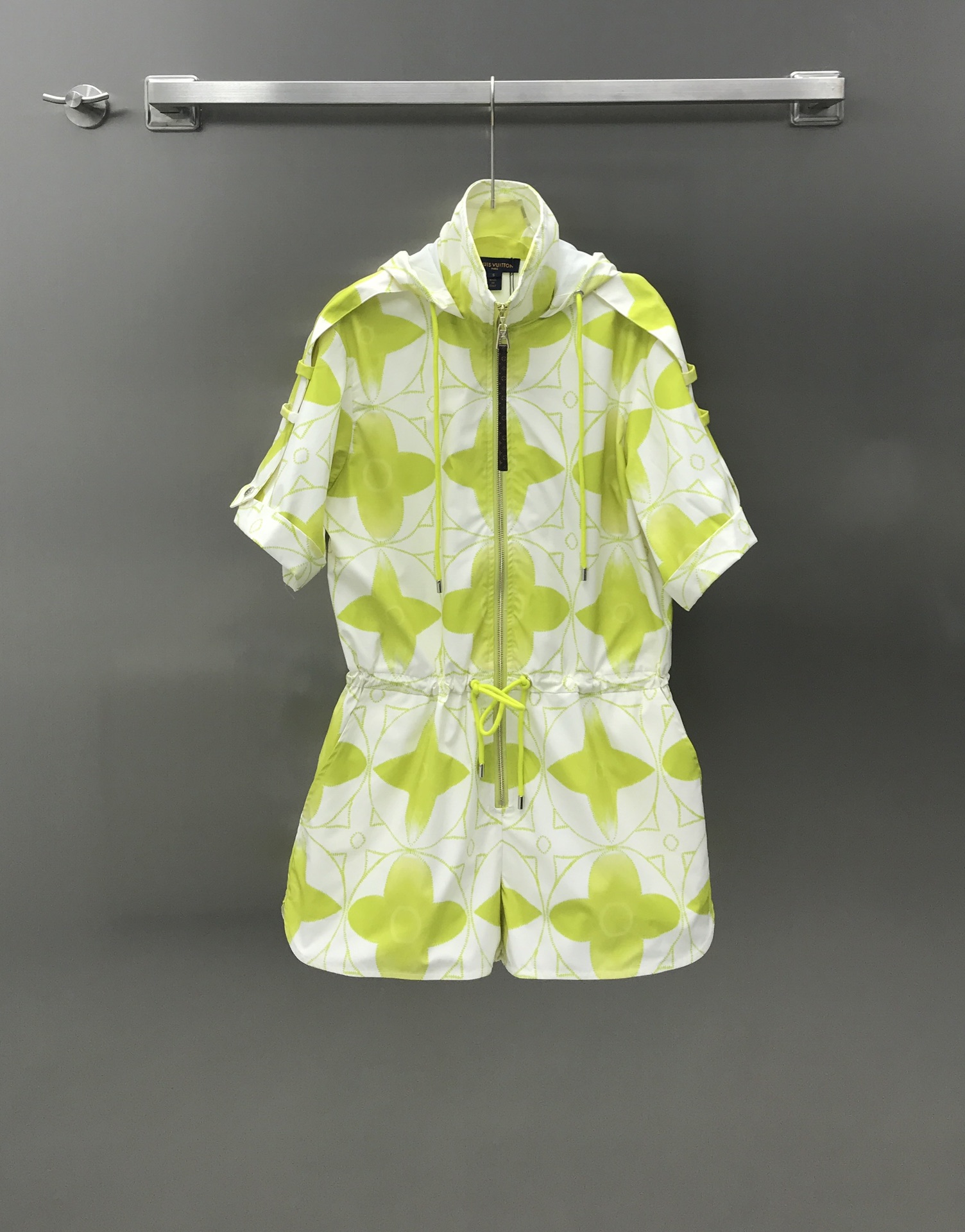 NO:696841,Louis Vui*ton's new product is on the shelves. Limited series of Monogram printed jumpsuit. Positioned printing with fresh temperament and high-end tone. Hooded stand-up collar with zipper. Freely adjustable belt design. The version is versatile and not picky. Handsome and fashionable. The perfect workmanship quality depends on the details. Bai Fumei must buy it. Highly recommended. High version. Color, Louis Vuitton, hats,19860909Louis Vui*ton新品上架 限定系列Monogram印花连体裤 定位印花清新气质高级的调调 连帽立领拉链式 自由调节腰带设计 版型百搭不挑人 帅气又时髦 完美做工品质看细节 白富美必入 强烈推荐 高版本 色,,louis vuitton,hats,,Women's clothing