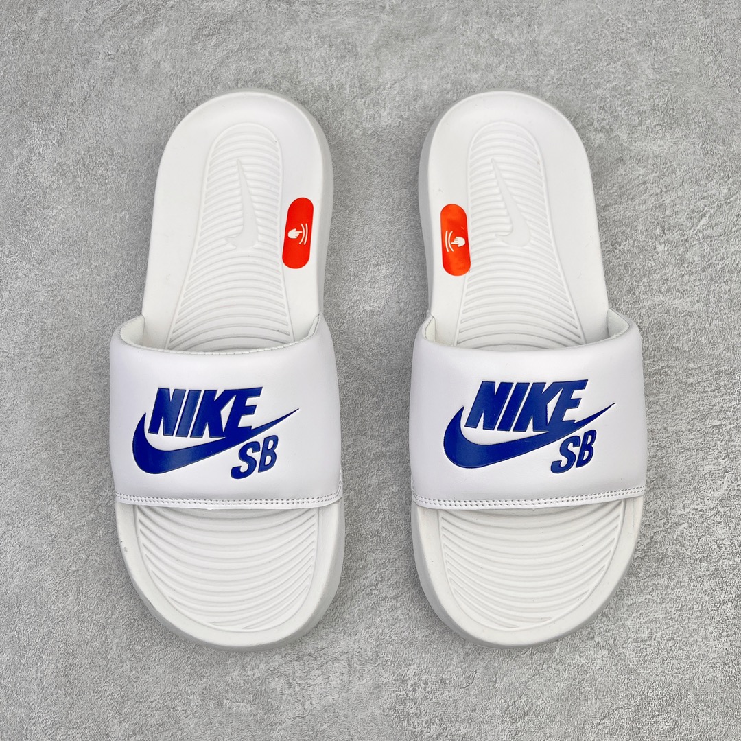 图片[9]-NK Victori One Slide Print Mix维多利一号系列夏季沙滩运动防滑一字潮流拖鞋 CN9675 简约清爽的夏季必备单品 焕新升级经典必备设计 轻松驾驭海滩和球场看台 轻盈舒适且易于穿搭 搭配全新柔软泡棉 舒适非凡 鞋床契合足形 融入抓附底纹 有助于妥帖包覆并稳固双足 宽版加垫固定带 兼具优质外观和出众穿着体验 尺码：36 36.5 37.5 38 38.5 39 40 40.5 41 42 42.5 43 44 45-选品中心