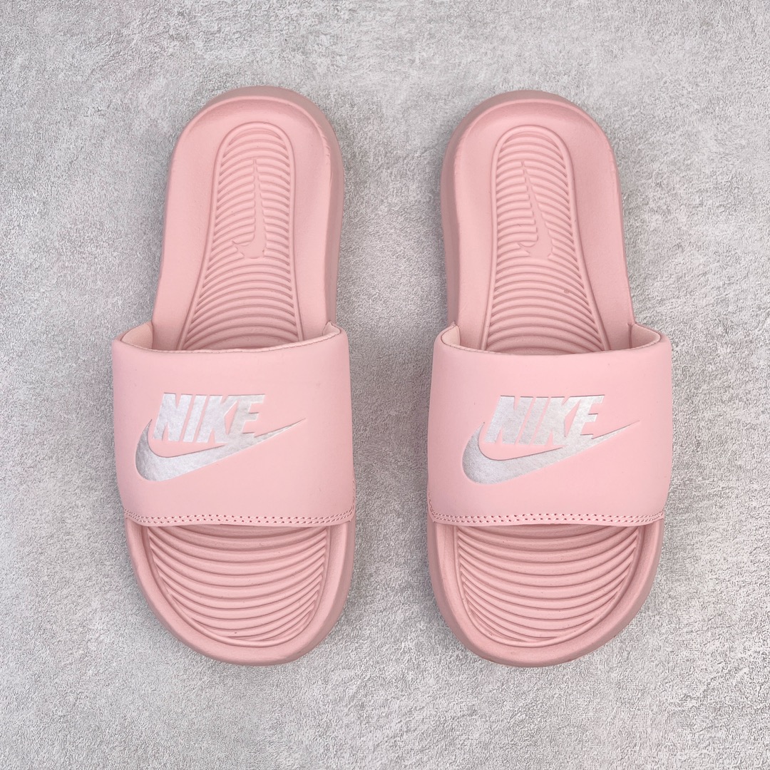 图片[5]-NK Victori One Slide Print Mix维多利一号系列夏季沙滩运动防滑一字潮流拖鞋 CN9675 简约清爽的夏季必备单品 焕新升级经典必备设计 轻松驾驭海滩和球场看台 轻盈舒适且易于穿搭 搭配全新柔软泡棉 舒适非凡 鞋床契合足形 融入抓附底纹 有助于妥帖包覆并稳固双足 宽版加垫固定带 兼具优质外观和出众穿着体验 尺码：36 36.5 37.5 38 38.5 39 40 40.5 41 42 42.5 43 44 45-选品中心