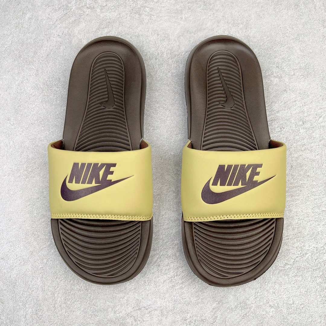 图片[7]-NK Victori One Slide Print Mix维多利一号系列夏季沙滩运动防滑一字潮流拖鞋 CN9675 简约清爽的夏季必备单品 焕新升级经典必备设计 轻松驾驭海滩和球场看台 轻盈舒适且易于穿搭 搭配全新柔软泡棉 舒适非凡 鞋床契合足形 融入抓附底纹 有助于妥帖包覆并稳固双足 宽版加垫固定带 兼具优质外观和出众穿着体验 尺码：36 36.5 37.5 38 38.5 39 40 40.5 41 42 42.5 43 44 45-选品中心