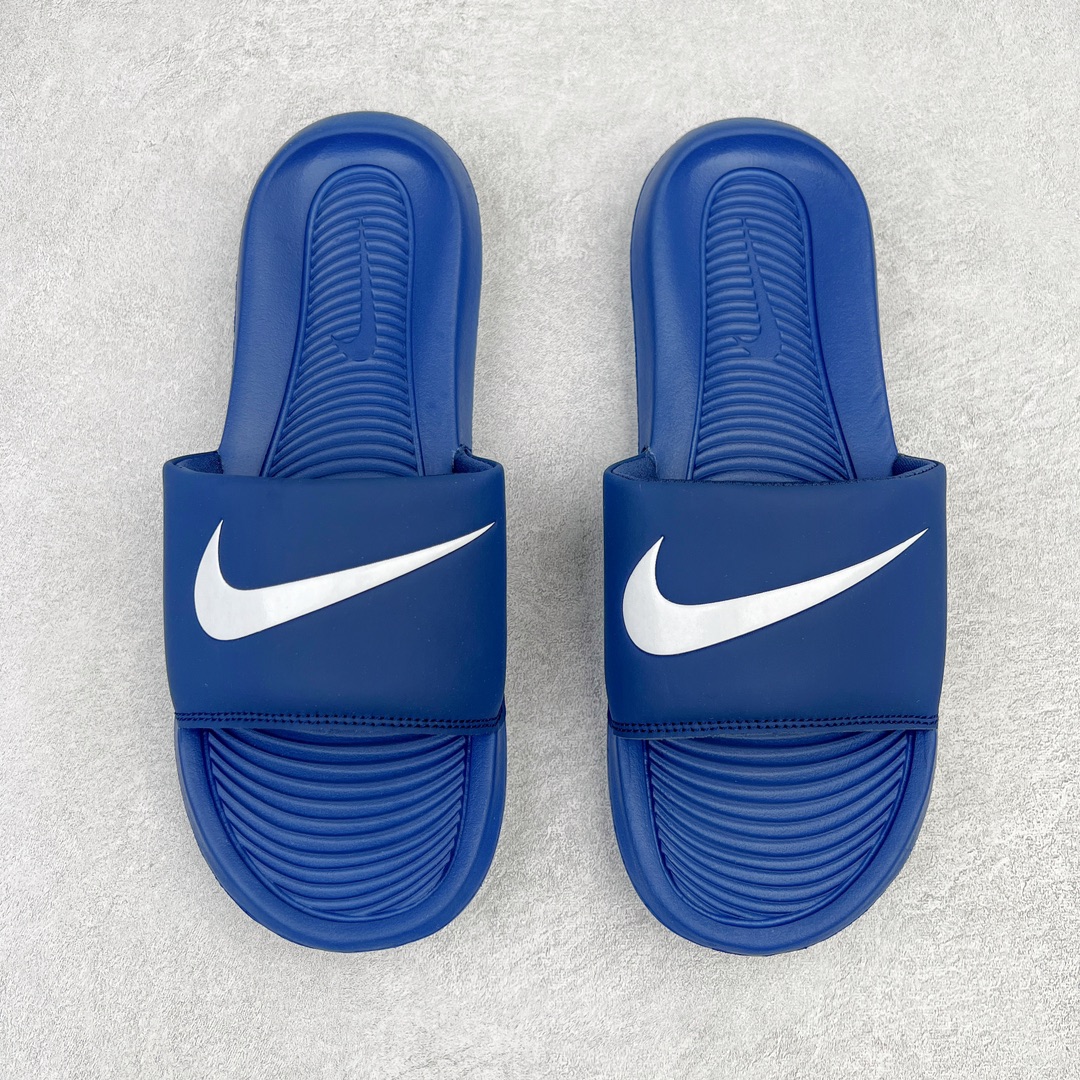 图片[8]-NK Victori One Slide Print Mix维多利一号系列夏季沙滩运动防滑一字潮流拖鞋 CN9675 简约清爽的夏季必备单品 焕新升级经典必备设计 轻松驾驭海滩和球场看台 轻盈舒适且易于穿搭 搭配全新柔软泡棉 舒适非凡 鞋床契合足形 融入抓附底纹 有助于妥帖包覆并稳固双足 宽版加垫固定带 兼具优质外观和出众穿着体验 尺码：36 36.5 37.5 38 38.5 39 40 40.5 41 42 42.5 43 44 45-选品中心