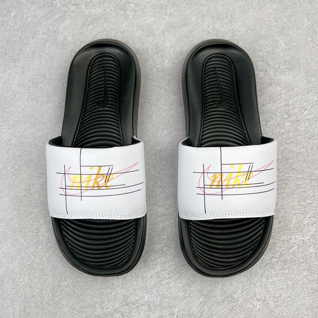 图片[6]-NK Victori One Slide Print Mix维多利一号系列夏季沙滩运动防滑一字潮流拖鞋 CN9675 简约清爽的夏季必备单品 焕新升级经典必备设计 轻松驾驭海滩和球场看台 轻盈舒适且易于穿搭 搭配全新柔软泡棉 舒适非凡 鞋床契合足形 融入抓附底纹 有助于妥帖包覆并稳固双足 宽版加垫固定带 兼具优质外观和出众穿着体验 尺码：36 36.5 37.5 38 38.5 39 40 40.5 41 42 42.5 43 44 45-选品中心