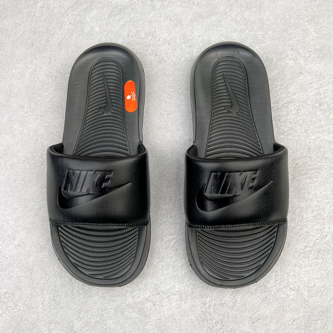 图片[3]-NK Victori One Slide Print Mix维多利一号系列夏季沙滩运动防滑一字潮流拖鞋 CN9675 简约清爽的夏季必备单品 焕新升级经典必备设计 轻松驾驭海滩和球场看台 轻盈舒适且易于穿搭 搭配全新柔软泡棉 舒适非凡 鞋床契合足形 融入抓附底纹 有助于妥帖包覆并稳固双足 宽版加垫固定带 兼具优质外观和出众穿着体验 尺码：36 36.5 37.5 38 38.5 39 40 40.5 41 42 42.5 43 44 45-选品中心