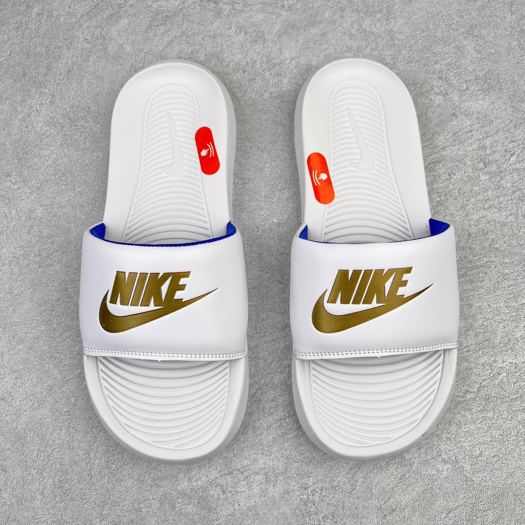 图片[4]-NK Victori One Slide Print Mix维多利一号系列夏季沙滩运动防滑一字潮流拖鞋 CN9675 简约清爽的夏季必备单品 焕新升级经典必备设计 轻松驾驭海滩和球场看台 轻盈舒适且易于穿搭 搭配全新柔软泡棉 舒适非凡 鞋床契合足形 融入抓附底纹 有助于妥帖包覆并稳固双足 宽版加垫固定带 兼具优质外观和出众穿着体验 尺码：36 36.5 37.5 38 38.5 39 40 40.5 41 42 42.5 43 44 45-选品中心