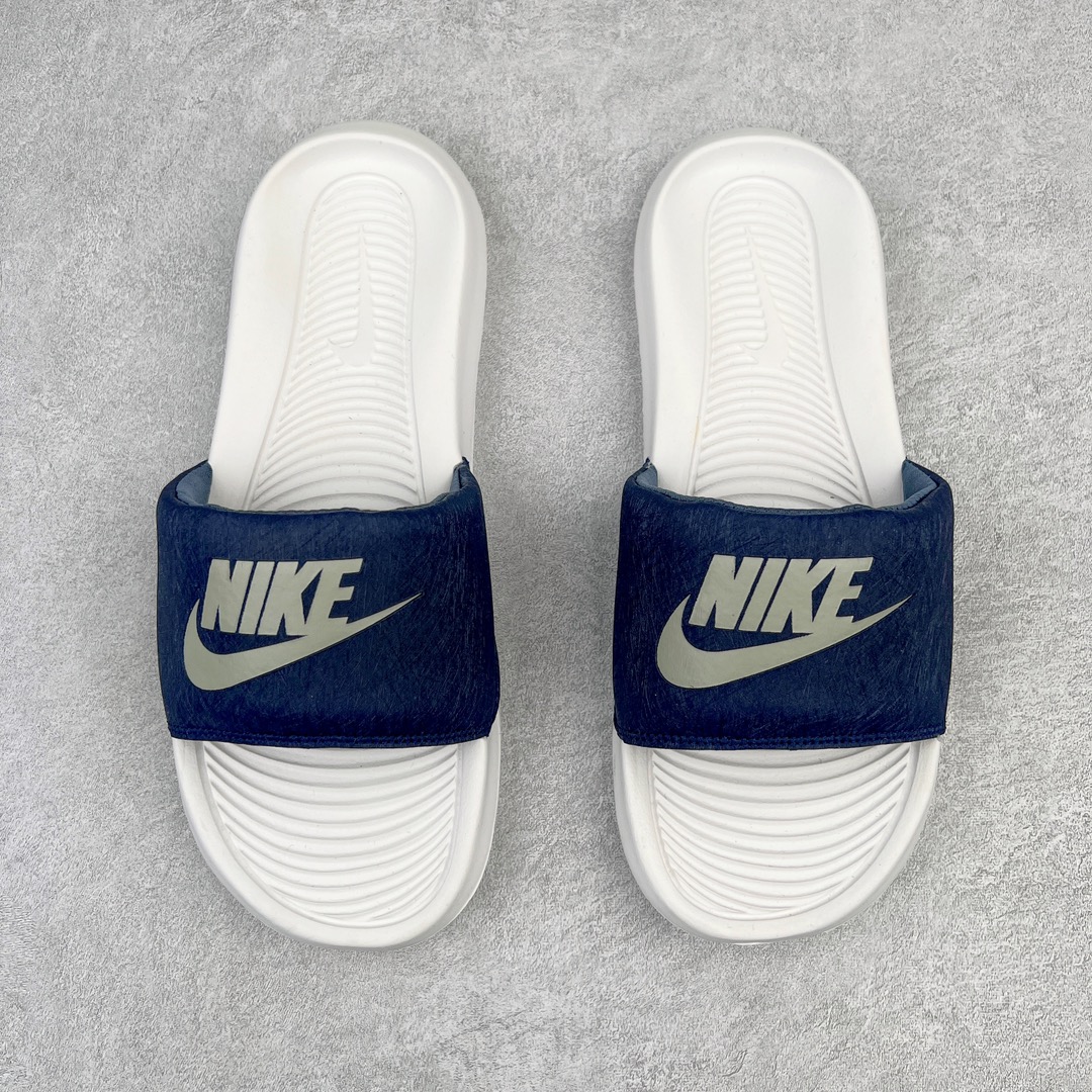 NK Victori One Slide Print Mix维多利一号系列夏季沙滩运动防滑一字潮流拖鞋 CN9675 简约清爽的夏季必备单品 焕新升级经典必备设计 轻松驾驭海滩和球场看台 轻盈舒适且易于穿搭 搭配全新柔软泡棉 舒适非凡 鞋床契合足形 融入抓附底纹 有助于妥帖包覆并稳固双足 宽版加垫固定带 兼具优质外观和出众穿着体验 尺码：36 36.5 37.5 38 38.5 39 40 40.5 41 42 42.5 43 44 45-选品中心