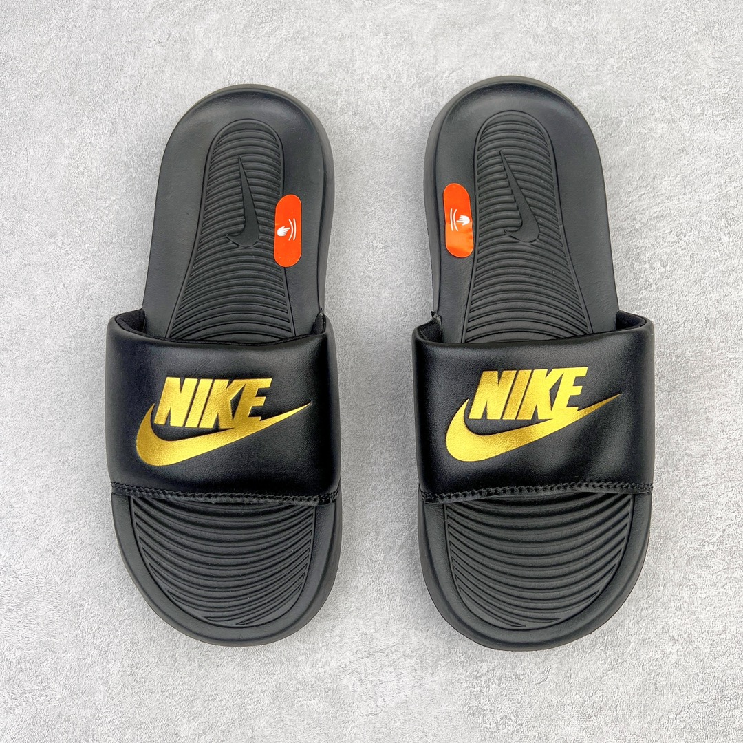 图片[2]-NK Victori One Slide Print Mix维多利一号系列夏季沙滩运动防滑一字潮流拖鞋 CN9675 简约清爽的夏季必备单品 焕新升级经典必备设计 轻松驾驭海滩和球场看台 轻盈舒适且易于穿搭 搭配全新柔软泡棉 舒适非凡 鞋床契合足形 融入抓附底纹 有助于妥帖包覆并稳固双足 宽版加垫固定带 兼具优质外观和出众穿着体验 尺码：36 36.5 37.5 38 38.5 39 40 40.5 41 42 42.5 43 44 45-选品中心