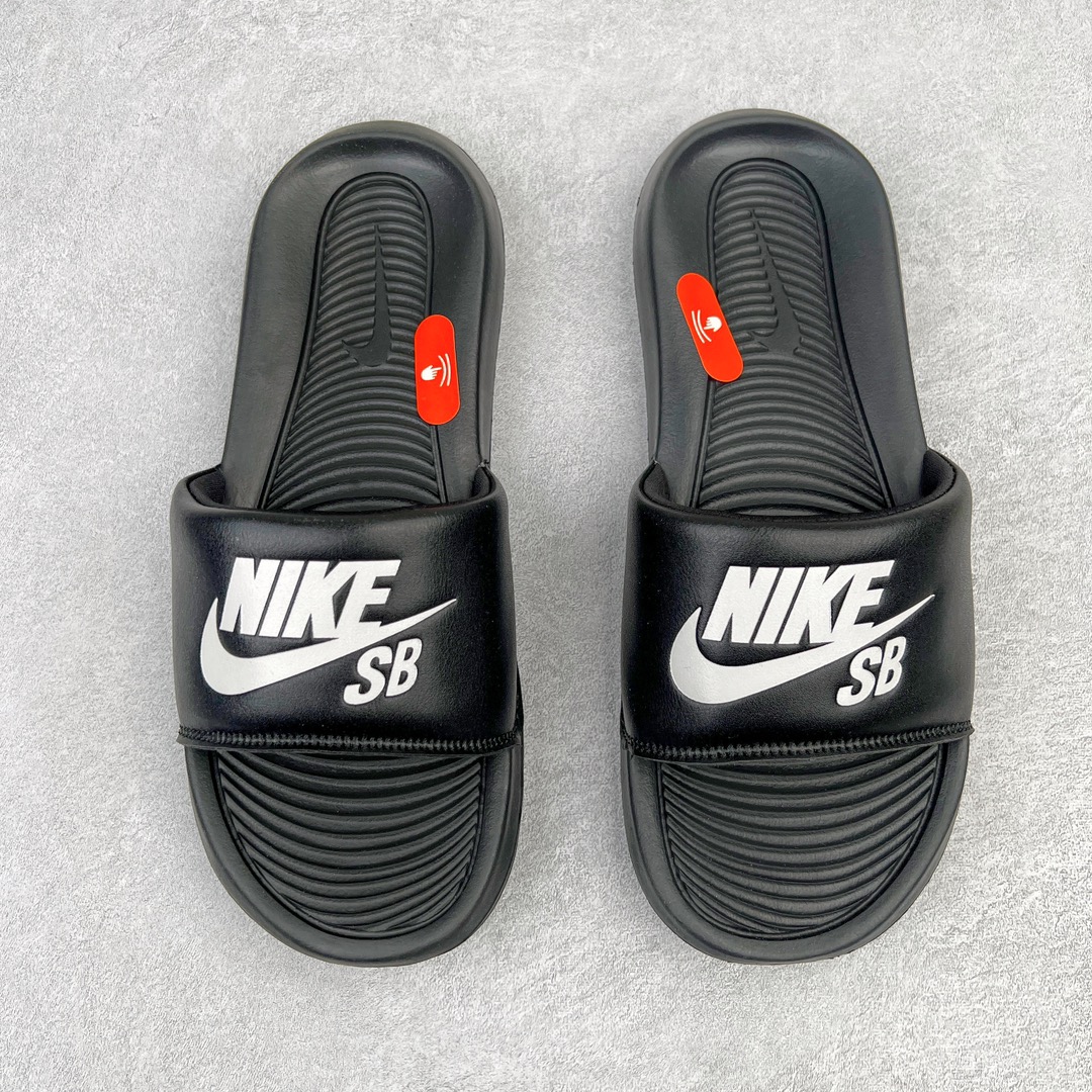 图片[9]-NK Victori One Slide Print Mix维多利一号系列夏季沙滩运动防滑一字潮流拖鞋 CN9675 简约清爽的夏季必备单品 焕新升级经典必备设计 轻松驾驭海滩和球场看台 轻盈舒适且易于穿搭 搭配全新柔软泡棉 舒适非凡 鞋床契合足形 融入抓附底纹 有助于妥帖包覆并稳固双足 宽版加垫固定带 兼具优质外观和出众穿着体验 尺码：36 36.5 37.5 38 38.5 39 40 40.5 41 42 42.5 43 44 45-选品中心