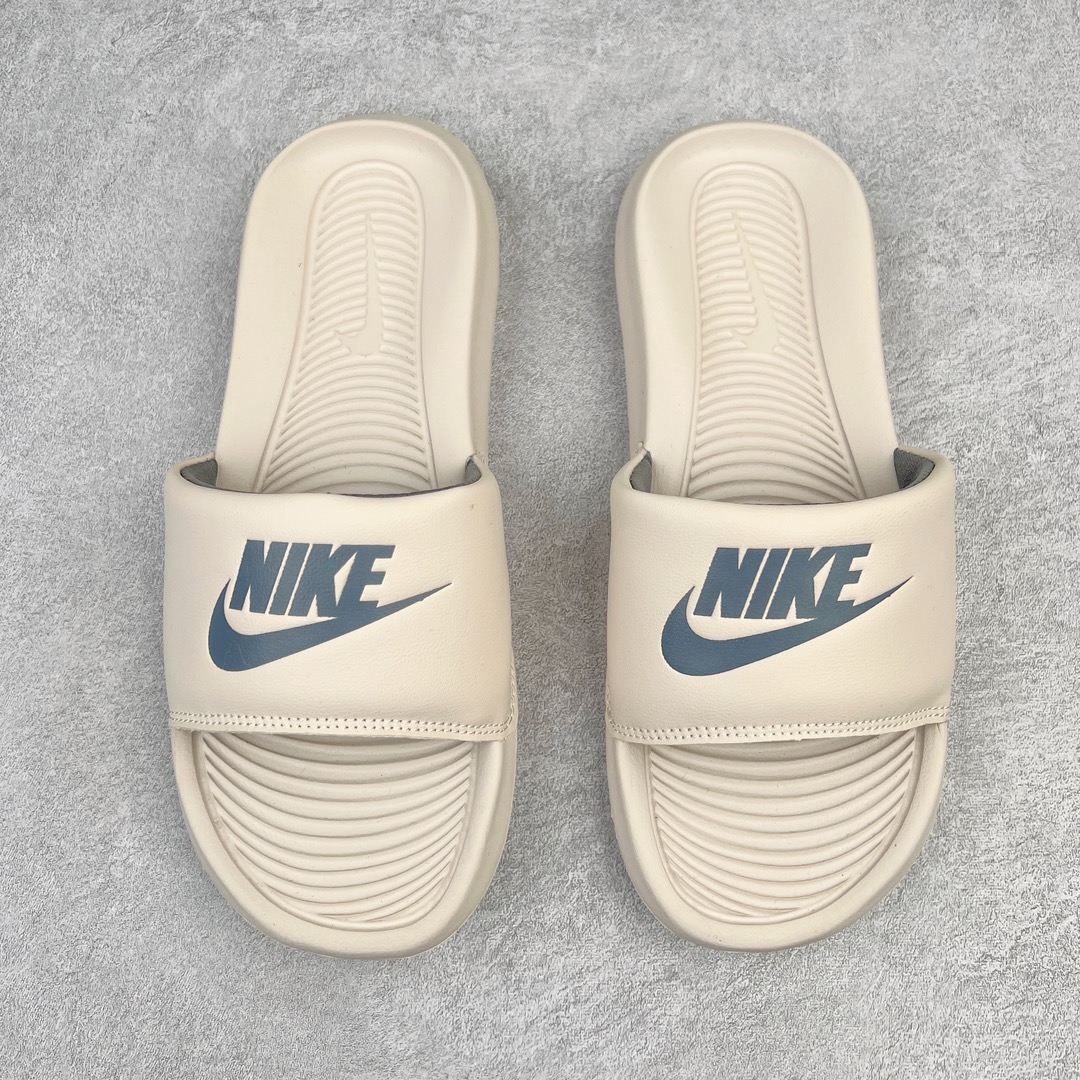 图片[4]-NK Victori One Slide Print Mix维多利一号系列夏季沙滩运动防滑一字潮流拖鞋 CN9675 简约清爽的夏季必备单品 焕新升级经典必备设计 轻松驾驭海滩和球场看台 轻盈舒适且易于穿搭 搭配全新柔软泡棉 舒适非凡 鞋床契合足形 融入抓附底纹 有助于妥帖包覆并稳固双足 宽版加垫固定带 兼具优质外观和出众穿着体验 尺码：36 36.5 37.5 38 38.5 39 40 40.5 41 42 42.5 43 44 45-选品中心