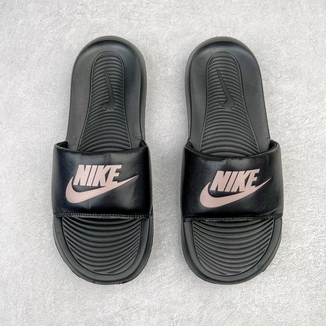 图片[5]-NK Victori One Slide Print Mix维多利一号系列夏季沙滩运动防滑一字潮流拖鞋 CN9675 简约清爽的夏季必备单品 焕新升级经典必备设计 轻松驾驭海滩和球场看台 轻盈舒适且易于穿搭 搭配全新柔软泡棉 舒适非凡 鞋床契合足形 融入抓附底纹 有助于妥帖包覆并稳固双足 宽版加垫固定带 兼具优质外观和出众穿着体验 尺码：36 36.5 37.5 38 38.5 39 40 40.5 41 42 42.5 43 44 45-选品中心