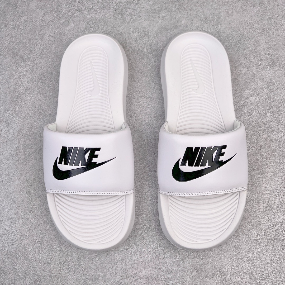 图片[2]-NK Victori One Slide Print Mix维多利一号系列夏季沙滩运动防滑一字潮流拖鞋 CN9675 简约清爽的夏季必备单品 焕新升级经典必备设计 轻松驾驭海滩和球场看台 轻盈舒适且易于穿搭 搭配全新柔软泡棉 舒适非凡 鞋床契合足形 融入抓附底纹 有助于妥帖包覆并稳固双足 宽版加垫固定带 兼具优质外观和出众穿着体验 尺码：36 36.5 37.5 38 38.5 39 40 40.5 41 42 42.5 43 44 45-选品中心