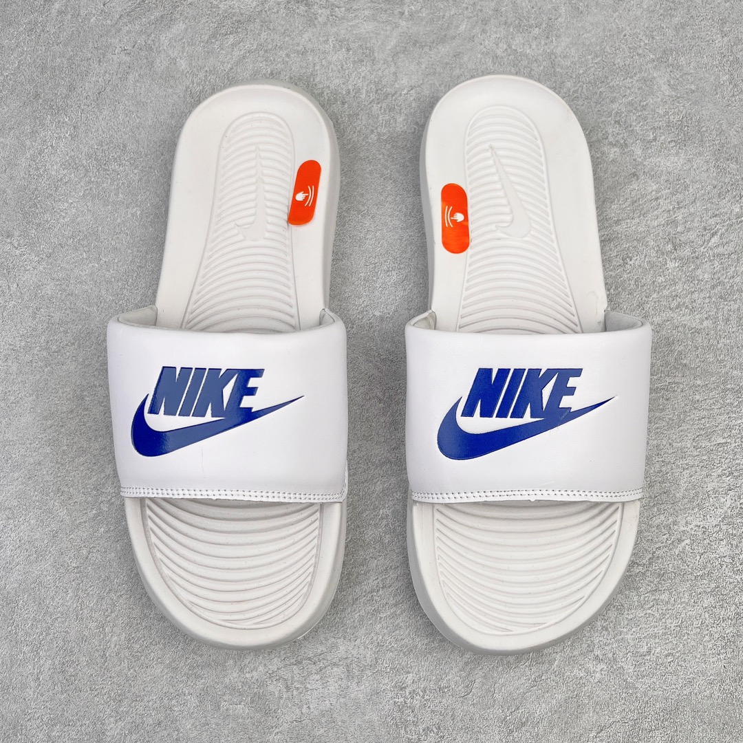 图片[7]-NK Victori One Slide Print Mix维多利一号系列夏季沙滩运动防滑一字潮流拖鞋 CN9675 简约清爽的夏季必备单品 焕新升级经典必备设计 轻松驾驭海滩和球场看台 轻盈舒适且易于穿搭 搭配全新柔软泡棉 舒适非凡 鞋床契合足形 融入抓附底纹 有助于妥帖包覆并稳固双足 宽版加垫固定带 兼具优质外观和出众穿着体验 尺码：36 36.5 37.5 38 38.5 39 40 40.5 41 42 42.5 43 44 45-选品中心