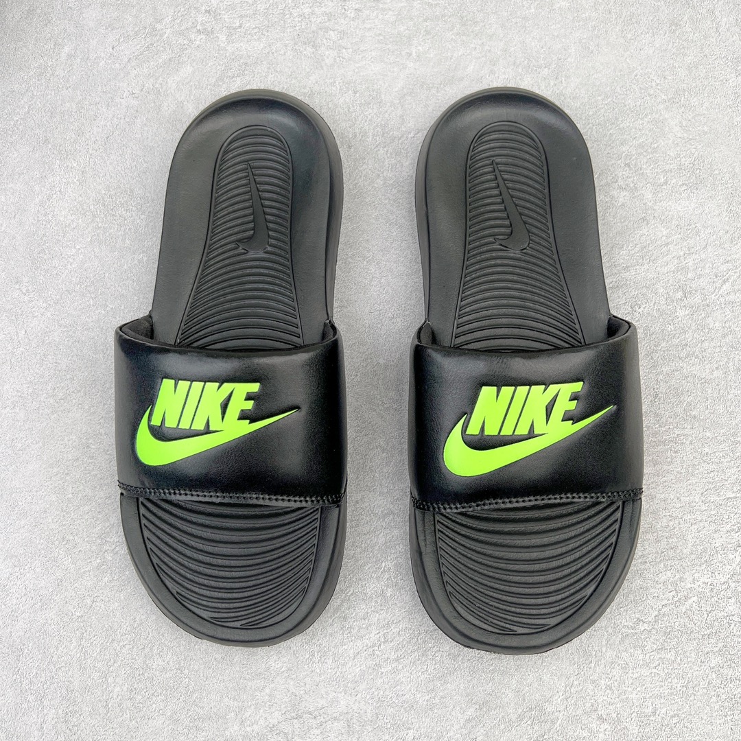 图片[6]-NK Victori One Slide Print Mix维多利一号系列夏季沙滩运动防滑一字潮流拖鞋 CN9675 简约清爽的夏季必备单品 焕新升级经典必备设计 轻松驾驭海滩和球场看台 轻盈舒适且易于穿搭 搭配全新柔软泡棉 舒适非凡 鞋床契合足形 融入抓附底纹 有助于妥帖包覆并稳固双足 宽版加垫固定带 兼具优质外观和出众穿着体验 尺码：36 36.5 37.5 38 38.5 39 40 40.5 41 42 42.5 43 44 45-选品中心