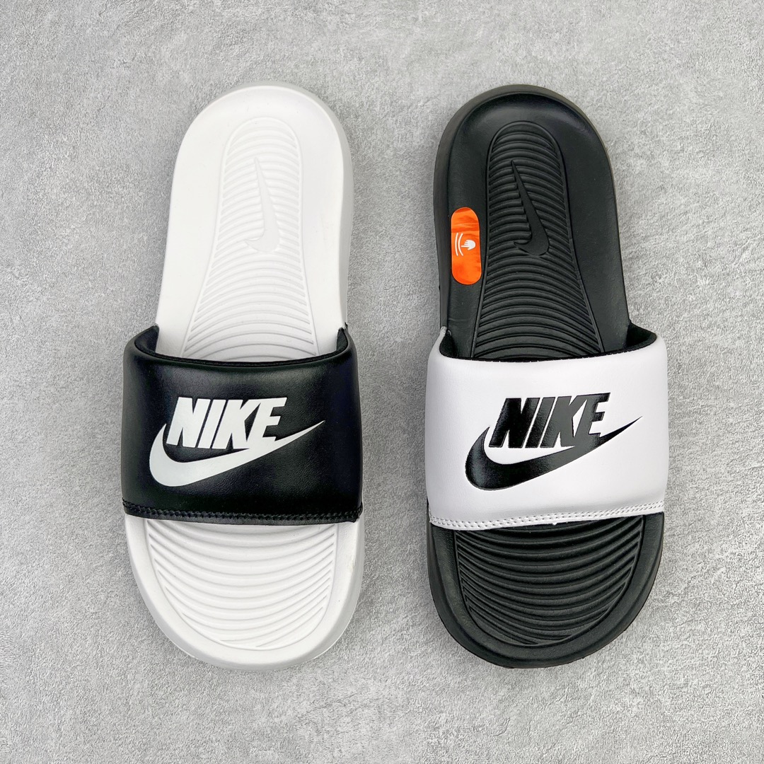 图片[3]-NK Victori One Slide Print Mix维多利一号系列夏季沙滩运动防滑一字潮流拖鞋 CN9675 简约清爽的夏季必备单品 焕新升级经典必备设计 轻松驾驭海滩和球场看台 轻盈舒适且易于穿搭 搭配全新柔软泡棉 舒适非凡 鞋床契合足形 融入抓附底纹 有助于妥帖包覆并稳固双足 宽版加垫固定带 兼具优质外观和出众穿着体验 尺码：36 36.5 37.5 38 38.5 39 40 40.5 41 42 42.5 43 44 45-选品中心