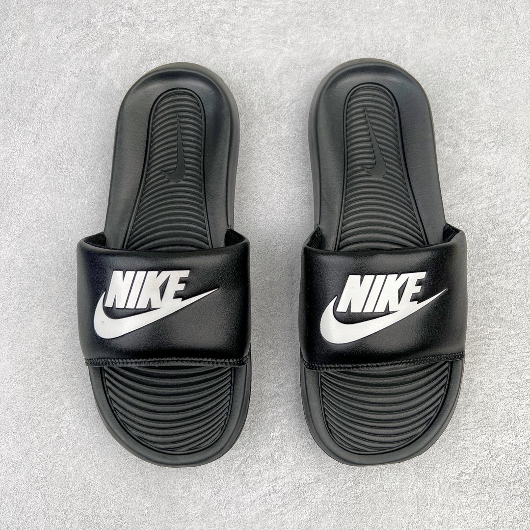 图片[8]-NK Victori One Slide Print Mix维多利一号系列夏季沙滩运动防滑一字潮流拖鞋 CN9675 简约清爽的夏季必备单品 焕新升级经典必备设计 轻松驾驭海滩和球场看台 轻盈舒适且易于穿搭 搭配全新柔软泡棉 舒适非凡 鞋床契合足形 融入抓附底纹 有助于妥帖包覆并稳固双足 宽版加垫固定带 兼具优质外观和出众穿着体验 尺码：36 36.5 37.5 38 38.5 39 40 40.5 41 42 42.5 43 44 45-选品中心