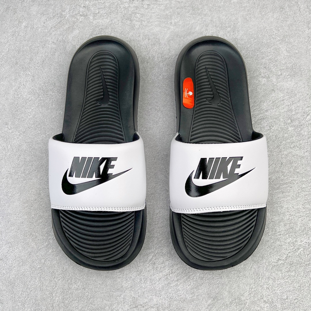 NK Victori One Slide Print Mix维多利一号系列夏季沙滩运动防滑一字潮流拖鞋 CN9675 简约清爽的夏季必备单品 焕新升级经典必备设计 轻松驾驭海滩和球场看台 轻盈舒适且易于穿搭 搭配全新柔软泡棉 舒适非凡 鞋床契合足形 融入抓附底纹 有助于妥帖包覆并稳固双足 宽版加垫固定带 兼具优质外观和出众穿着体验 尺码：36 36.5 37.5 38 38.5 39 40 40.5 41 42 42.5 43 44 45-选品中心