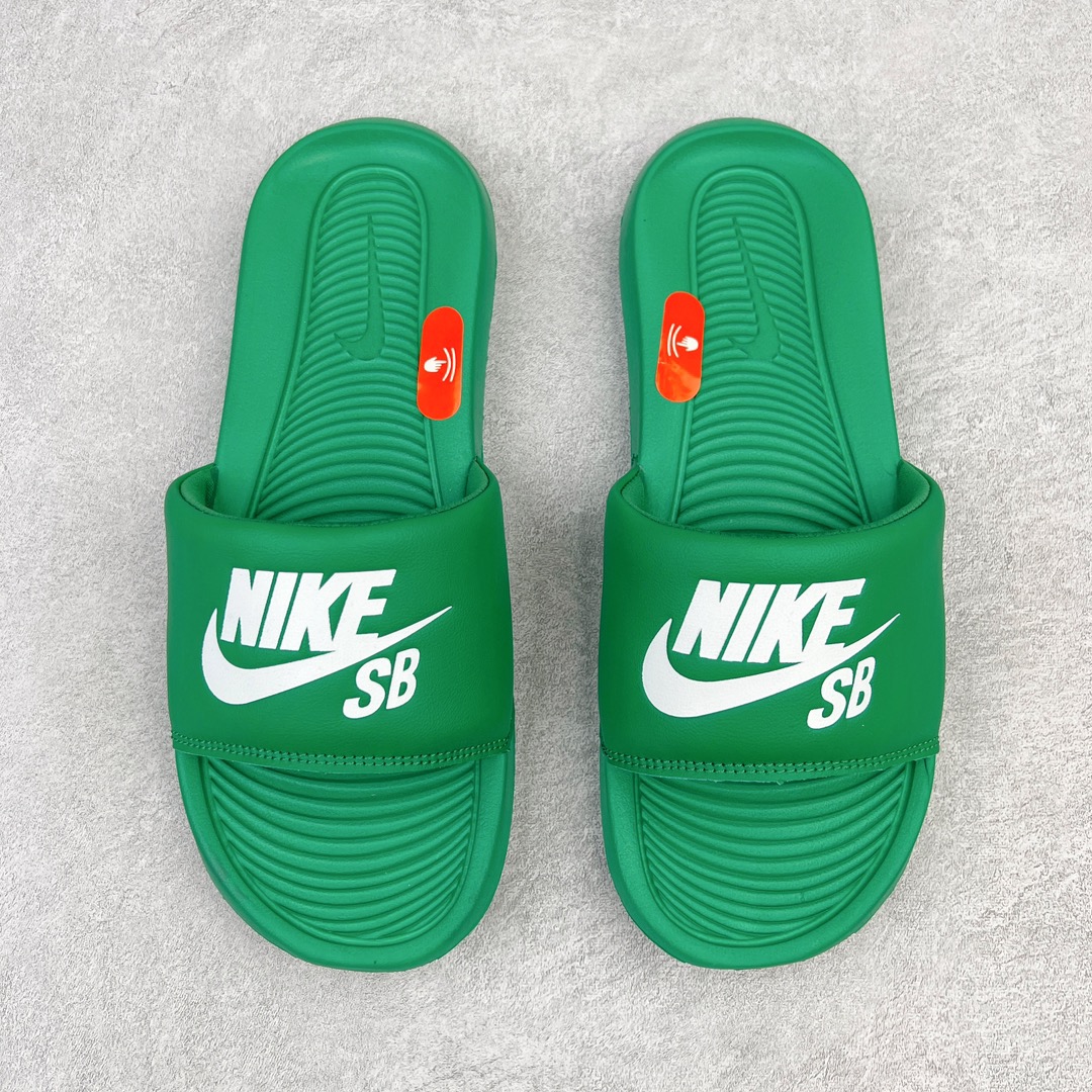 图片[9]-NK Victori One Slide Print Mix维多利一号系列夏季沙滩运动防滑一字潮流拖鞋 CN9675 简约清爽的夏季必备单品 焕新升级经典必备设计 轻松驾驭海滩和球场看台 轻盈舒适且易于穿搭 搭配全新柔软泡棉 舒适非凡 鞋床契合足形 融入抓附底纹 有助于妥帖包覆并稳固双足 宽版加垫固定带 兼具优质外观和出众穿着体验 尺码：36 36.5 37.5 38 38.5 39 40 40.5 41 42 42.5 43 44 45-选品中心